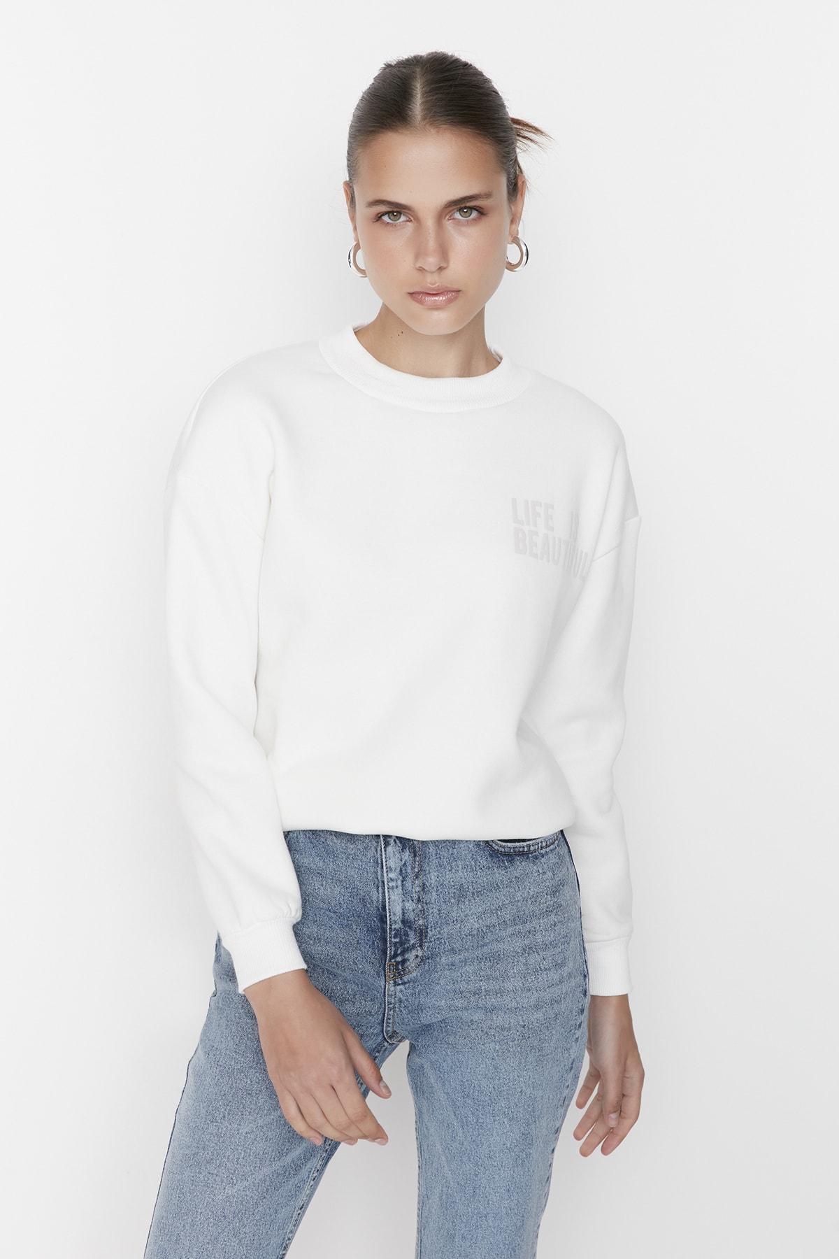 Trendyol Collection-Ecru embosovaná tištěná volná tlustá fleecová vnitřní pletená mikina TWOAW23SW00140 3