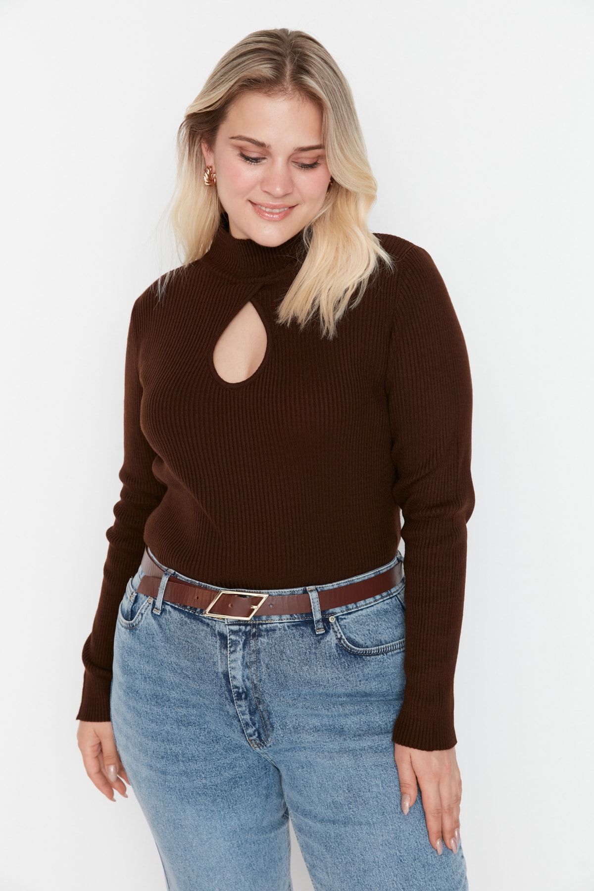 Trendyol Curve Große Größen in Pullover Braun Regular Fit Fast ausverkauft