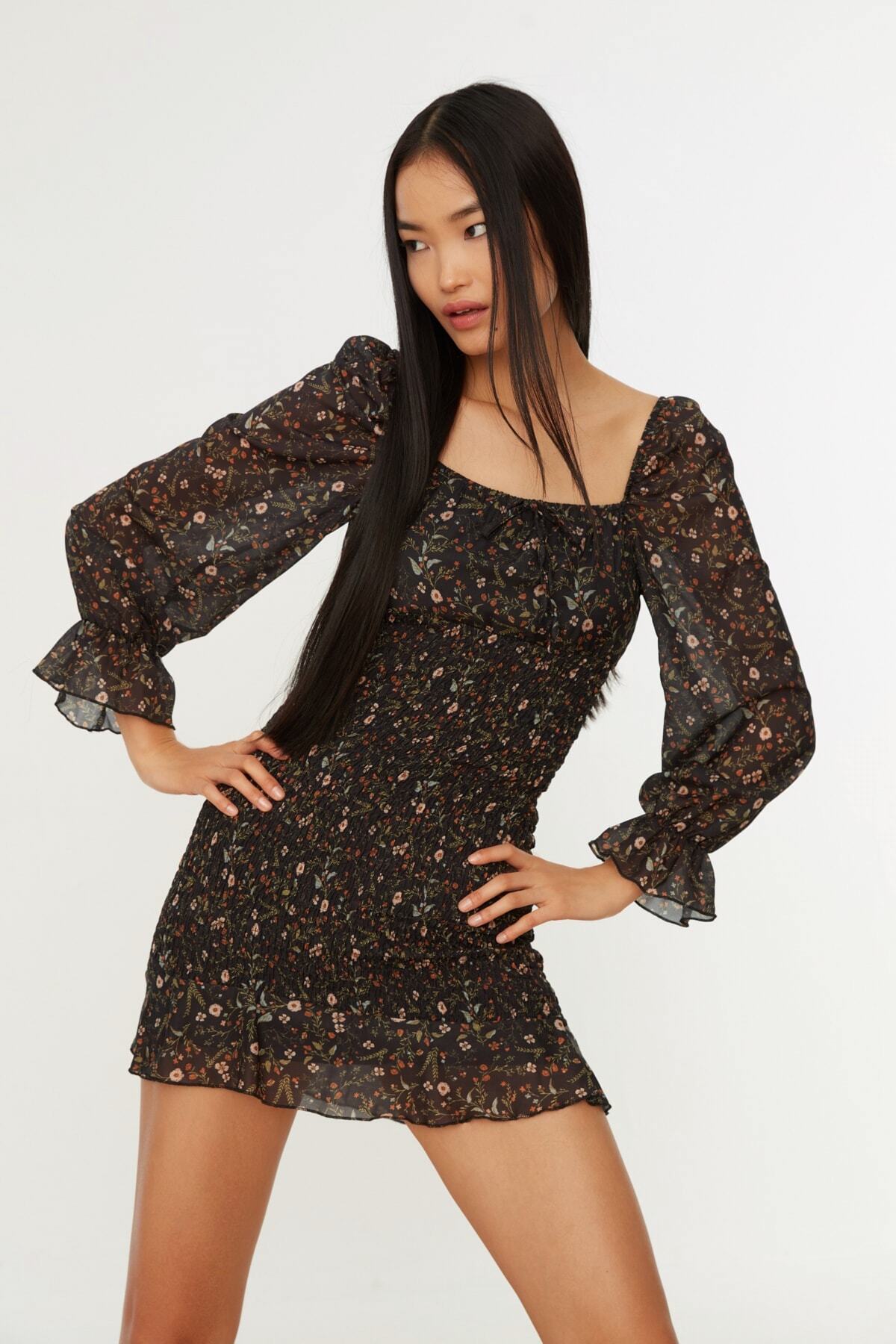 Trendyol Collection Czarna tkana sukienka Gipe ze szczegółowym kwadratowym kołnierzykiem TWOAW22EL0459