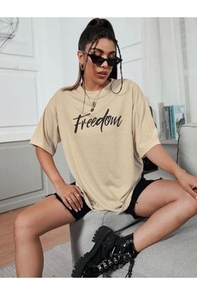 Kadın Bej Oversize Büyük Yazı Freedom Baskılı Tshirt freedombüyükyazı
