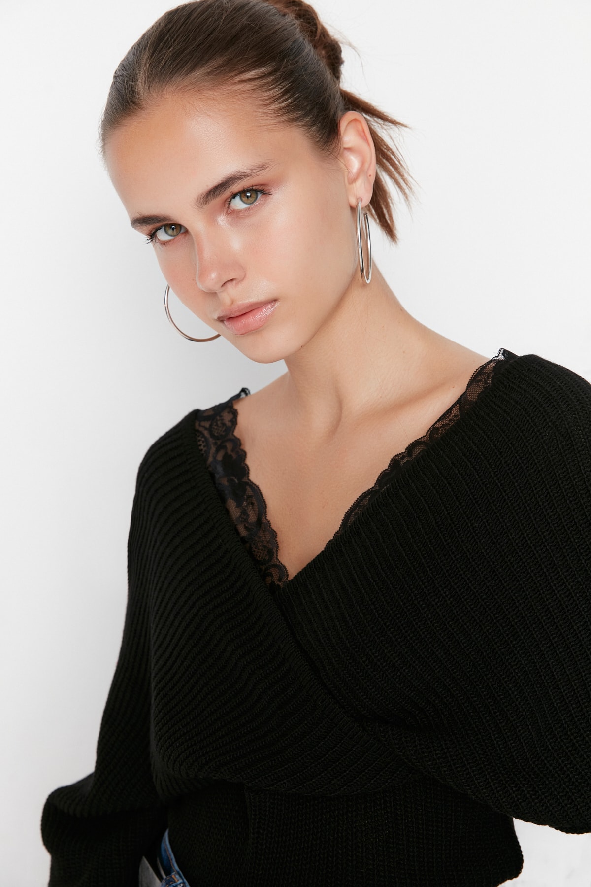 Trendyol Collection Zweireihiger schwarzer Strickpullover – Spitzenverzierung...