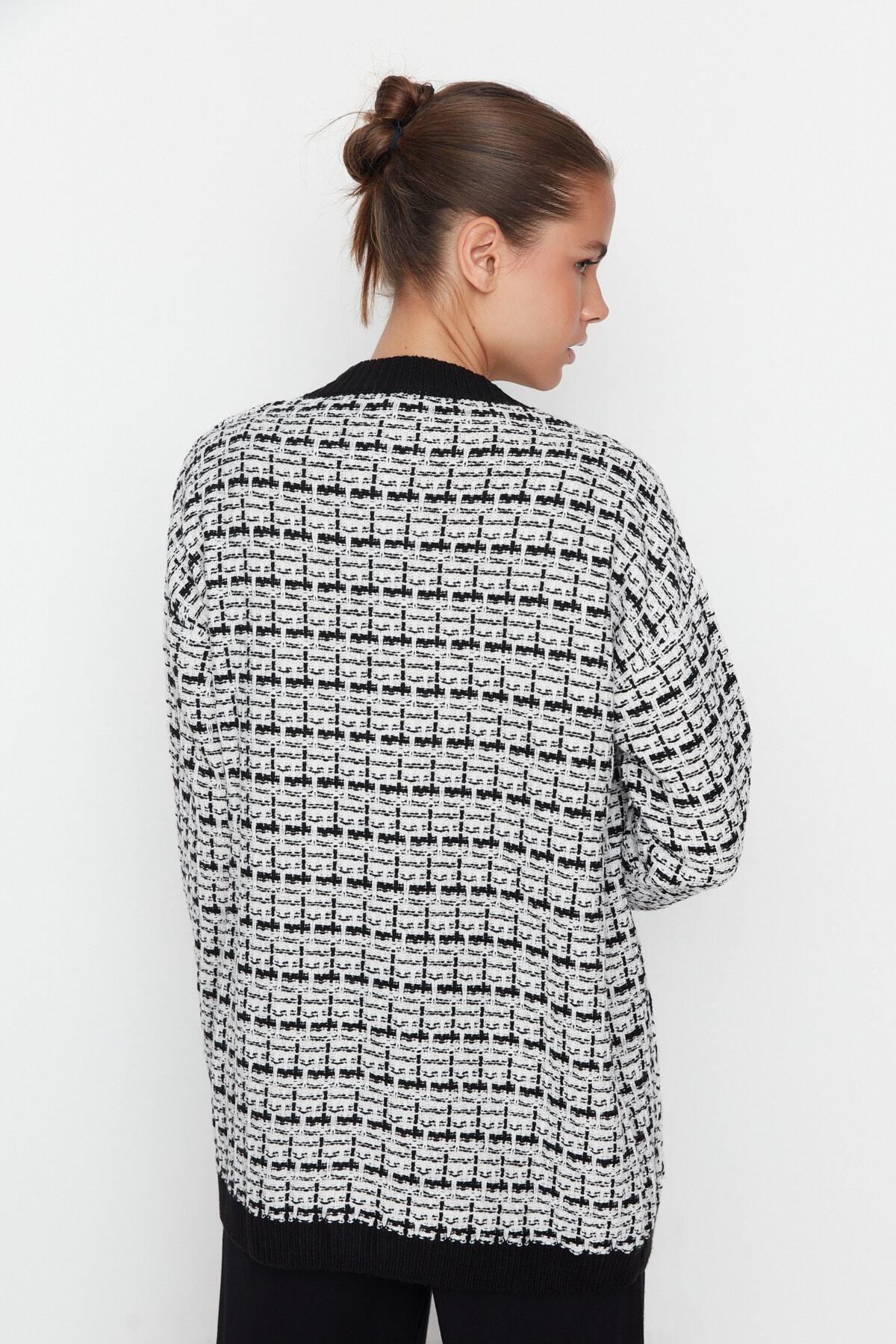 Trendyolmilla  Siyah Geniş Kalıp Tüvit Görünümlü Simli Triko Hırka TWOAW21HI0250 - Görsel 5