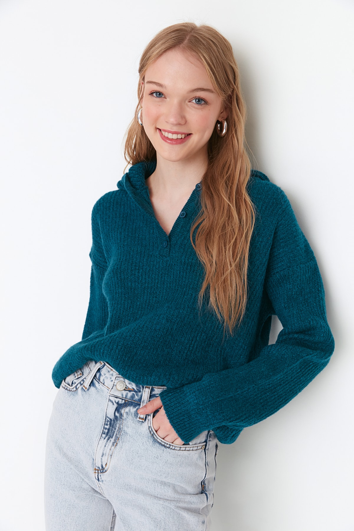 Trendyol Collection Zielony miękki teksturowany sweter z kapturem TWOAW21KZ0410