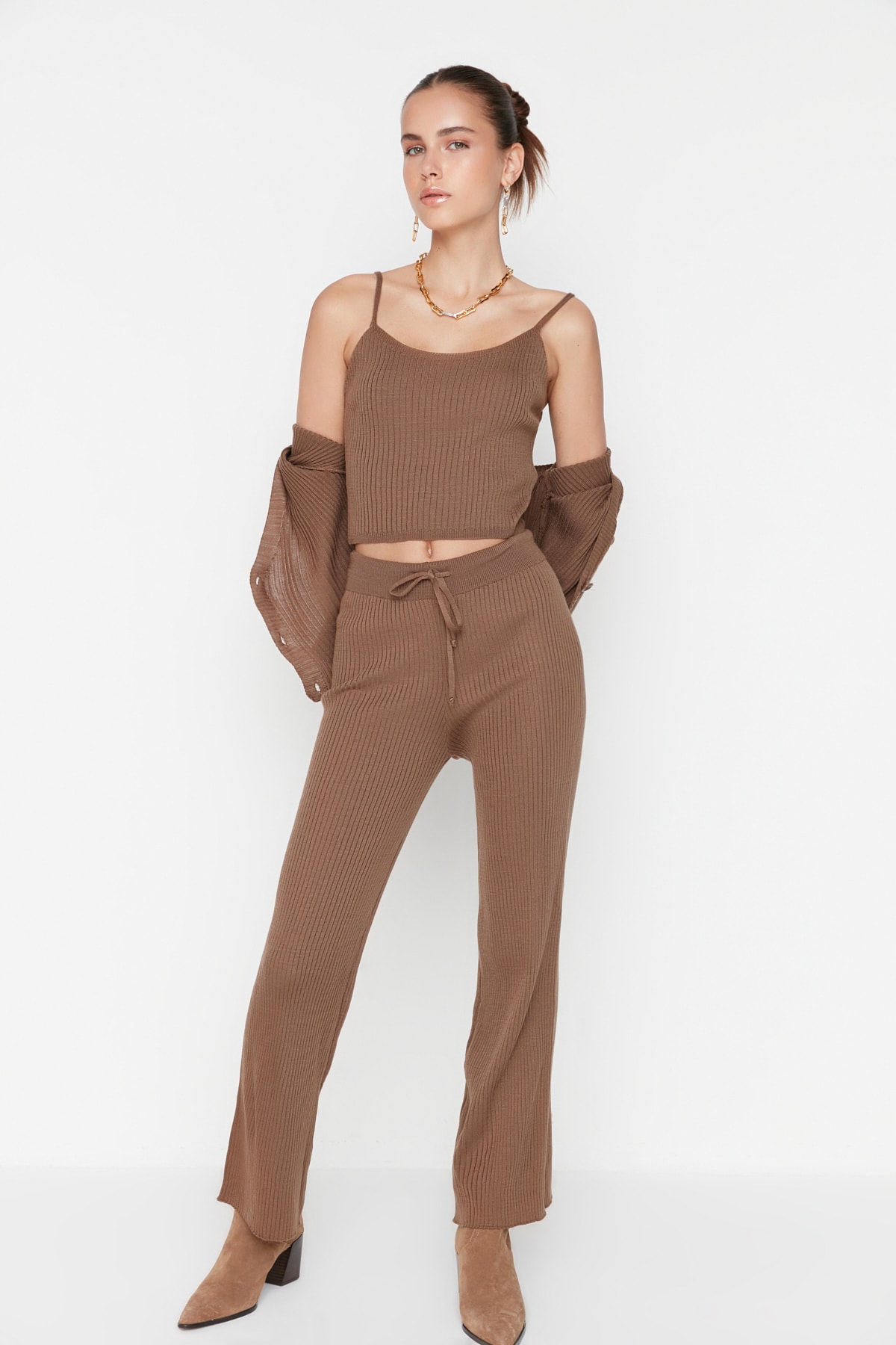 Trendyol Collection Zestaw żebrowanej brązowej bluzki, kardiganu i spodni - TWOAW22AU0006