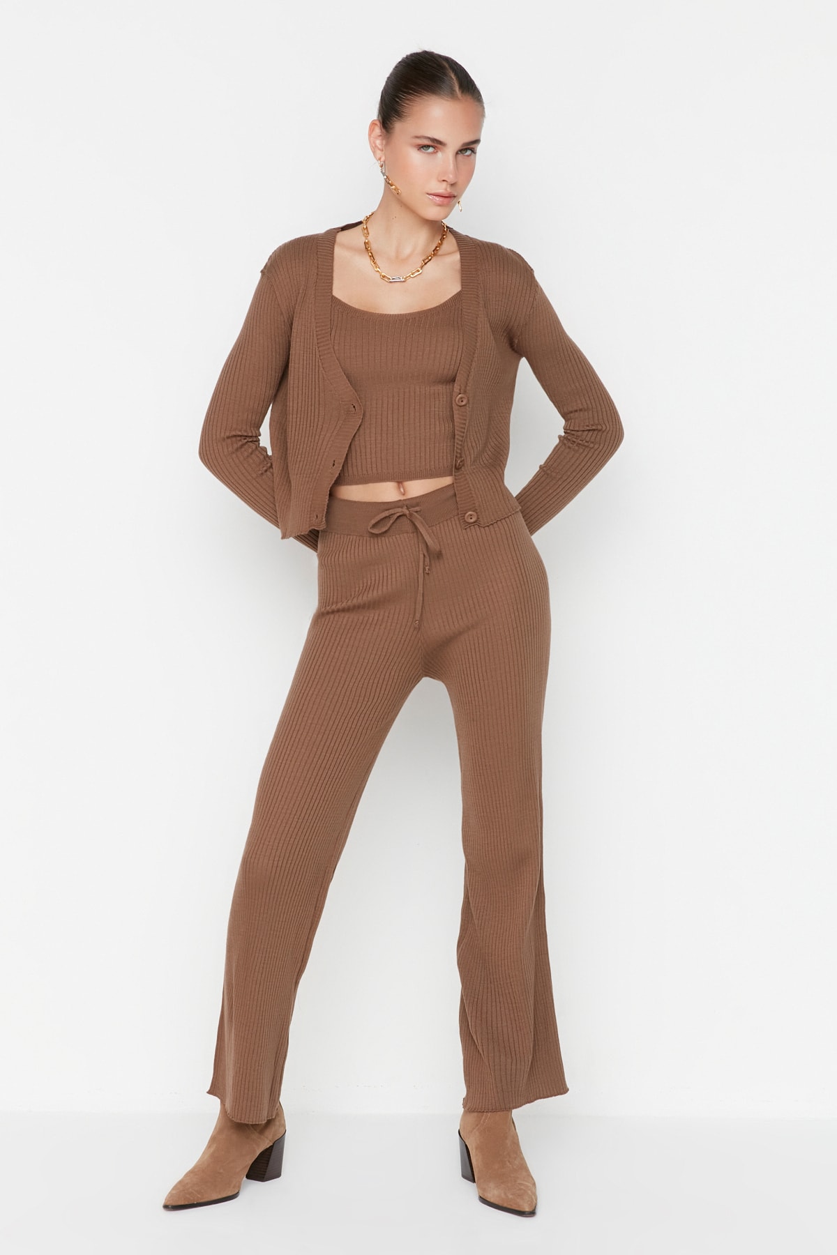 Trendyol Collection Zestaw żebrowanej brązowej bluzki, kardiganu i spodni - TWOAW22AU0006
