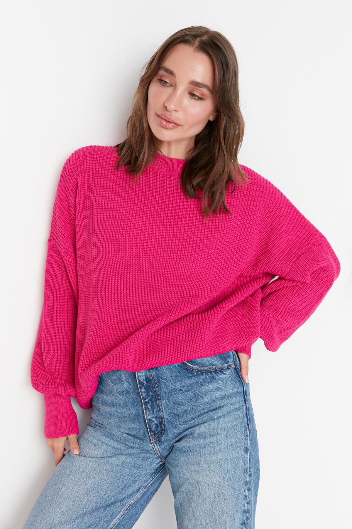 Kolekcia Trendyol Fuchsiový široký pletený sveter TWOAW23KZ01448