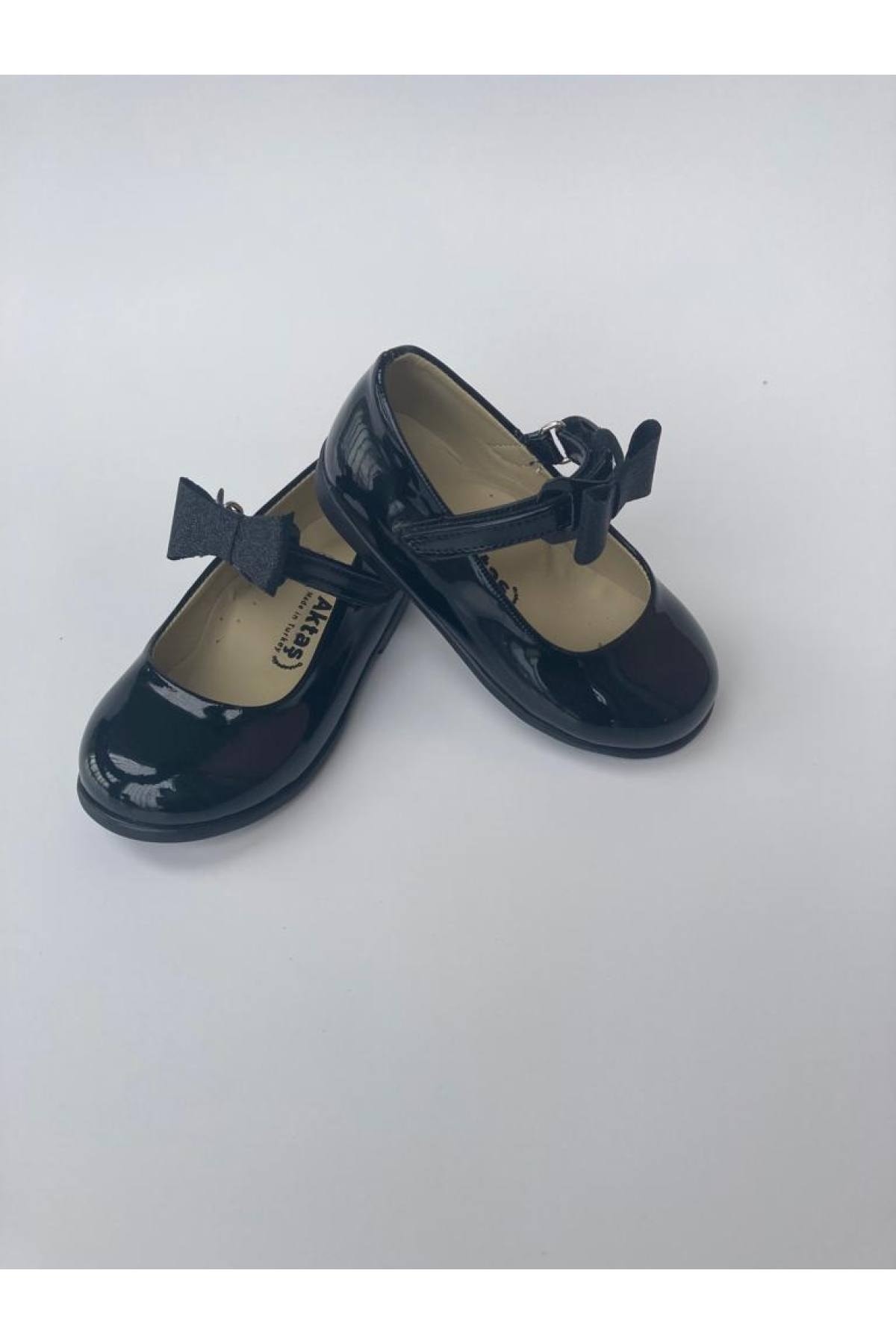 AKTAŞ ORTOPEDİ Kız Çocuk Çırt Fiyonklu Siyah Rugan Ortopedik Babet Ayakkabı