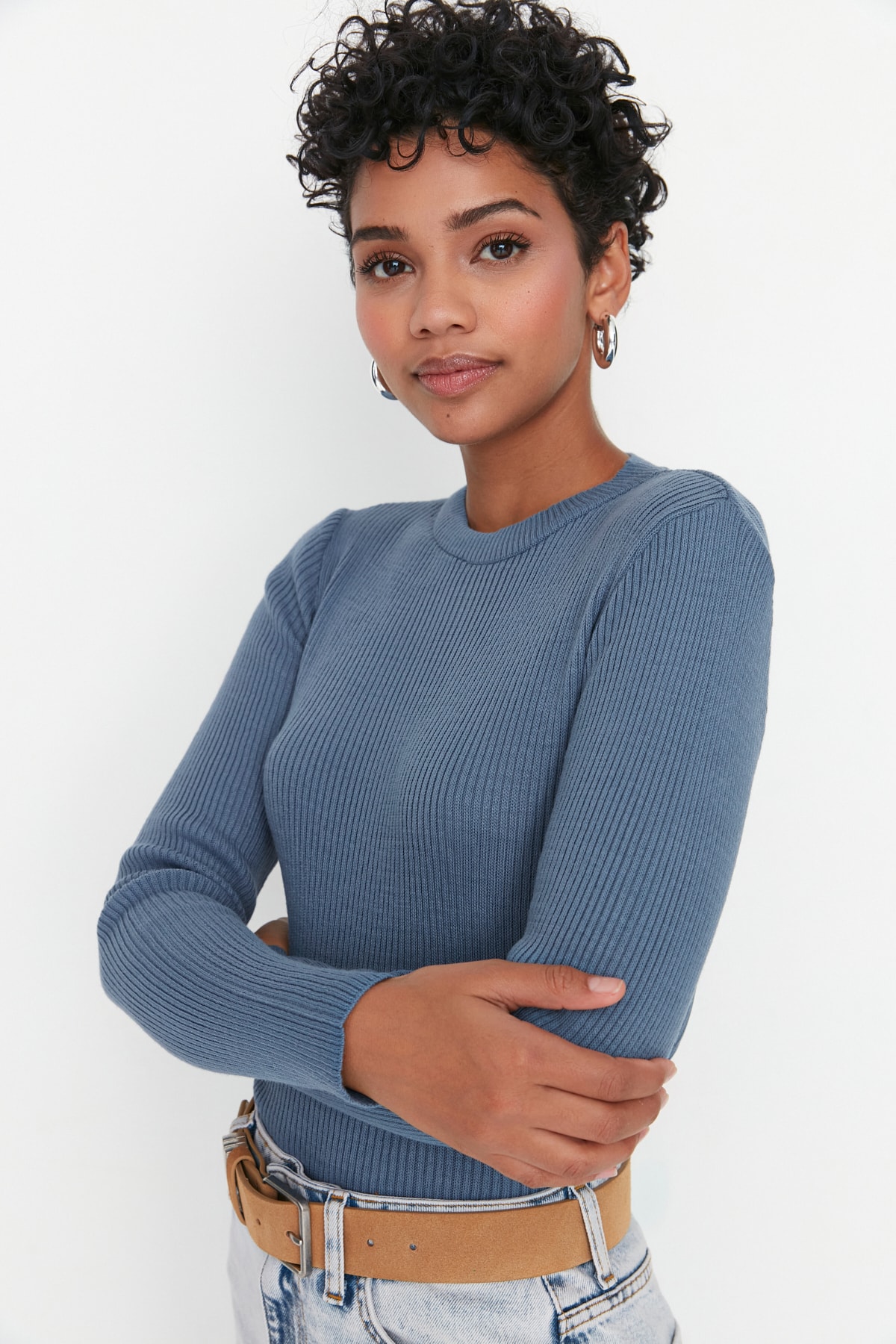 Trendyol Collection Indigoblauer Basic-Pullover aus Kordelstrick TWOAW22KZ1708