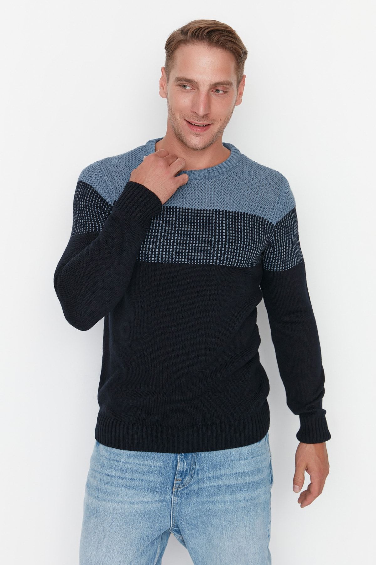 Trendyol Collection-Marineblauer Slim-Fit-Slim-Fit-Pullover mit Rundhalsausschnitt und Farbblock TMNAW21KZ0543 2