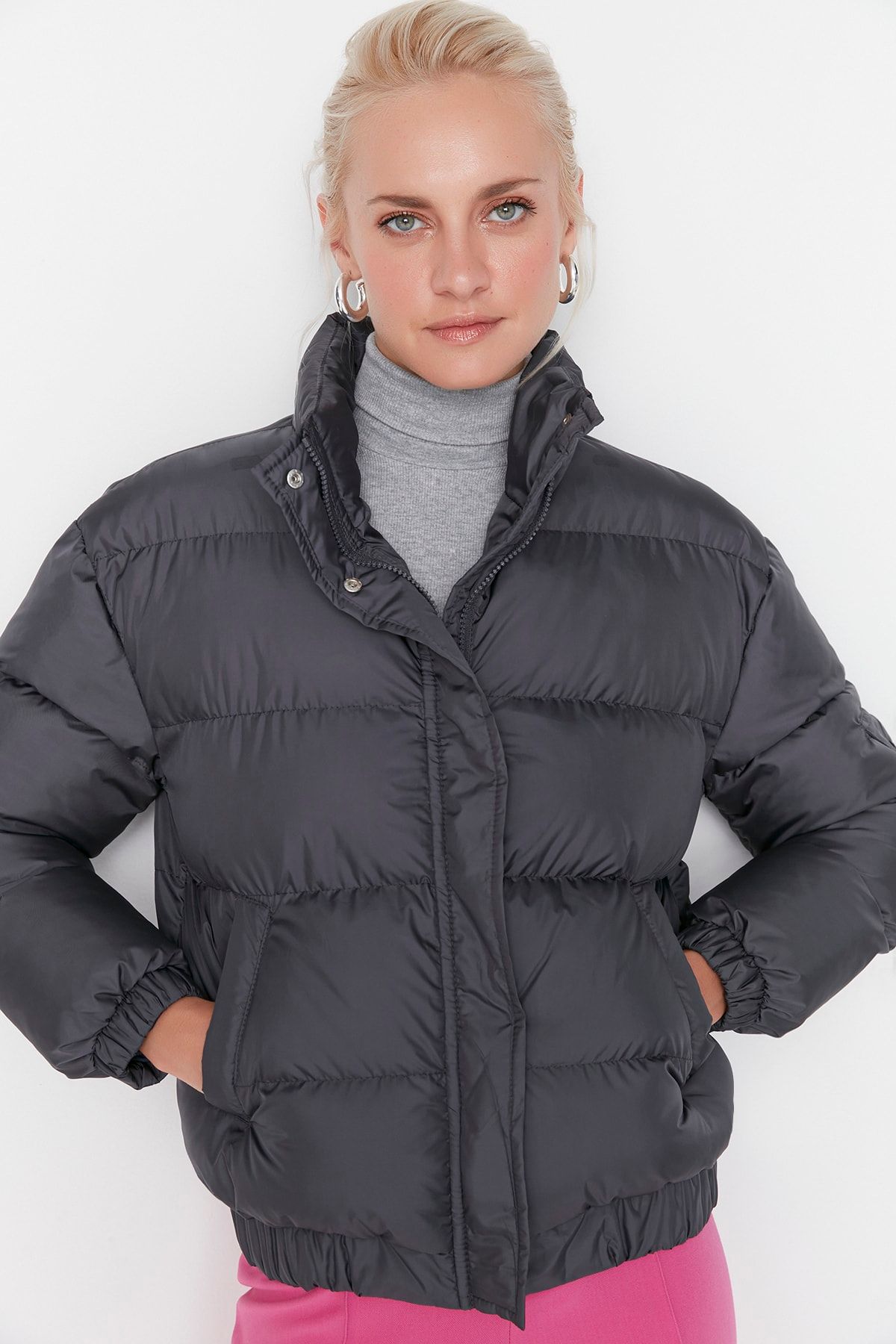 Trendyol Collection Winterjacke Grau Puffer Fast ausverkauft