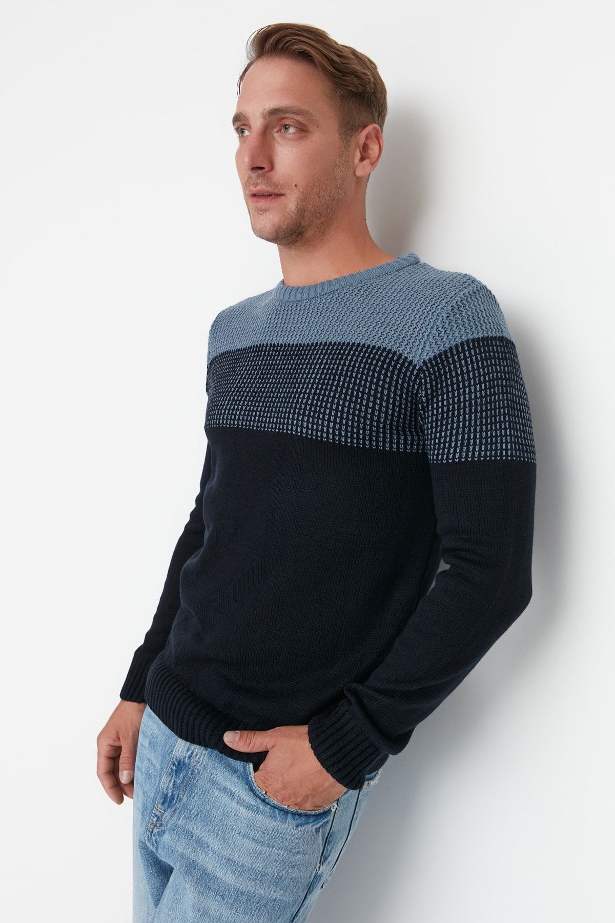 Trendyol Collection-Marineblauer Slim-Fit-Slim-Fit-Pullover mit Rundhalsausschnitt und Farbblock TMNAW21KZ0543 3