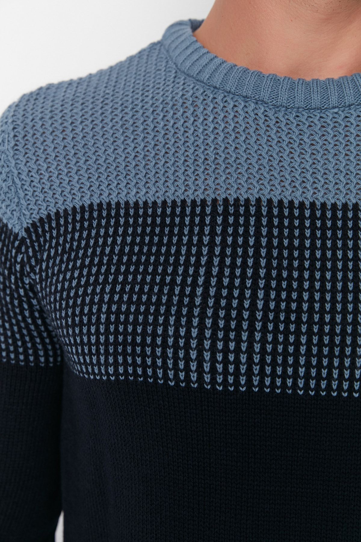 Trendyol Collection-Marineblauer Slim-Fit-Slim-Fit-Pullover mit Rundhalsausschnitt und Farbblock TMNAW21KZ0543 4