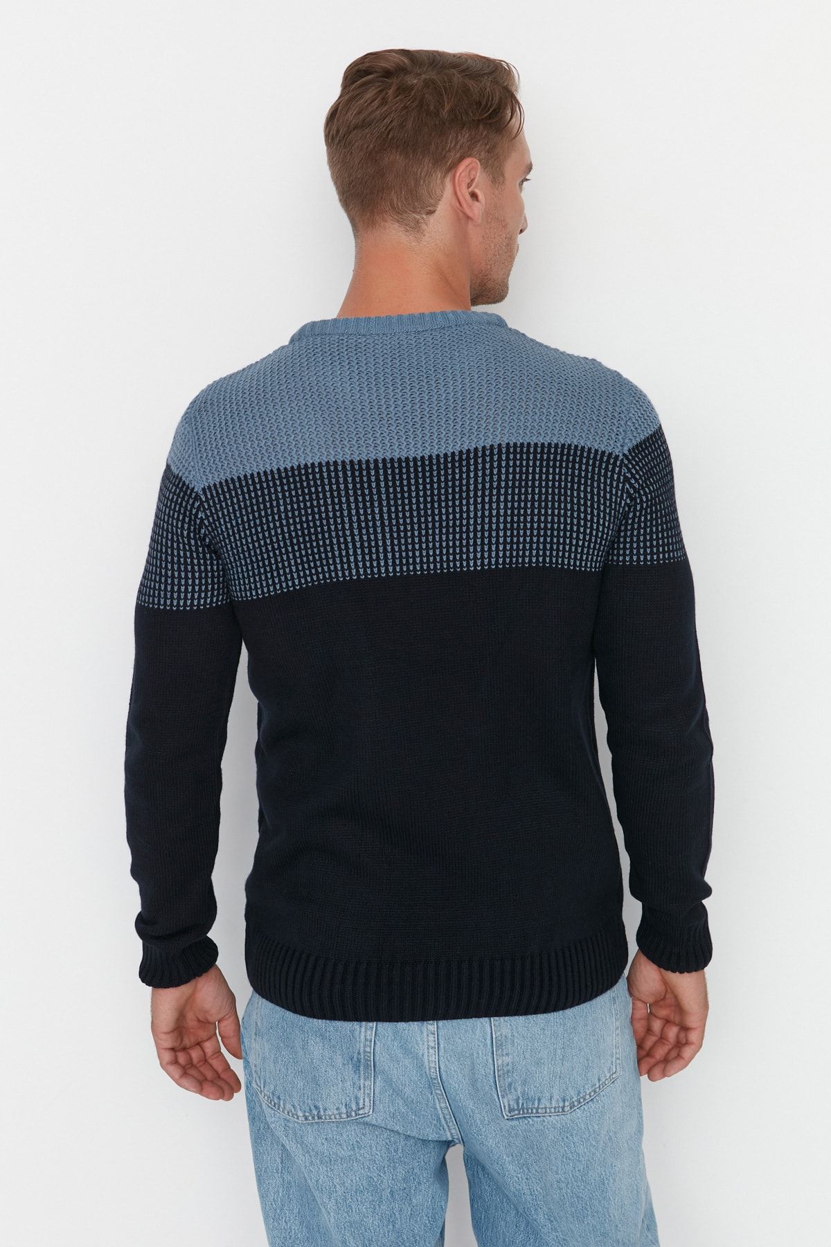 Trendyol Collection-Marineblauer Slim-Fit-Slim-Fit-Pullover mit Rundhalsausschnitt und Farbblock TMNAW21KZ0543 5