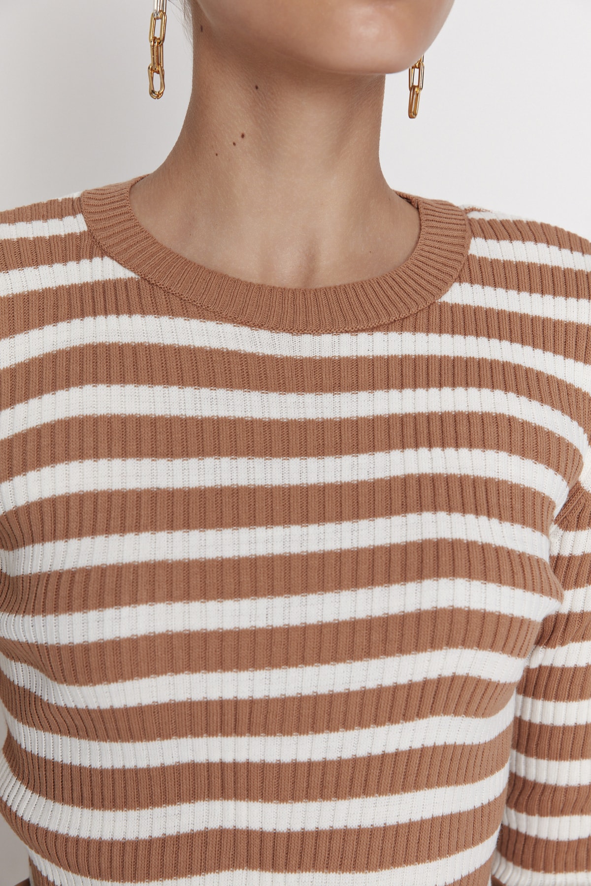 Trendyol Collection Camelowy sweterek w paski Basic TWOAW21KZ0942