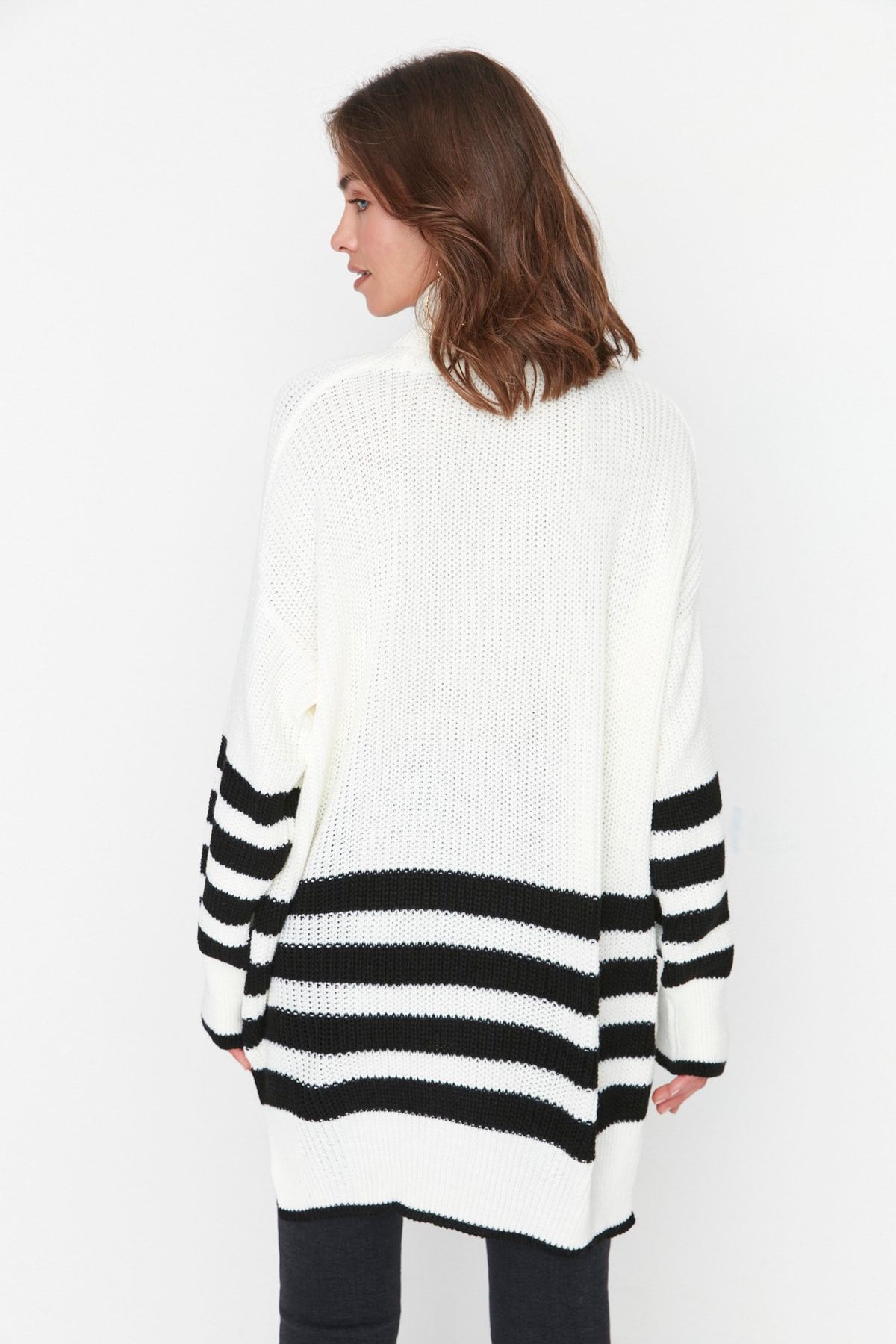 Trendyol Collection-Ecru gestreifter Oversize-Strickpullover TWOAW23KZ00005 4