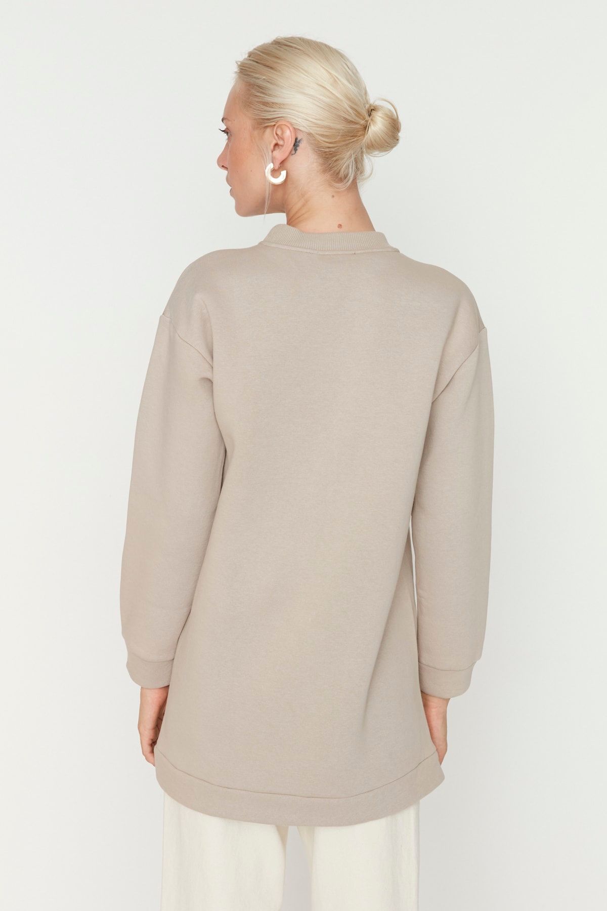 Trendyol Modest-Podstawowa bluza z jasnej taupe z rozcięciem i szczegółowymi rozcięciami TCTAW23TW00011 5