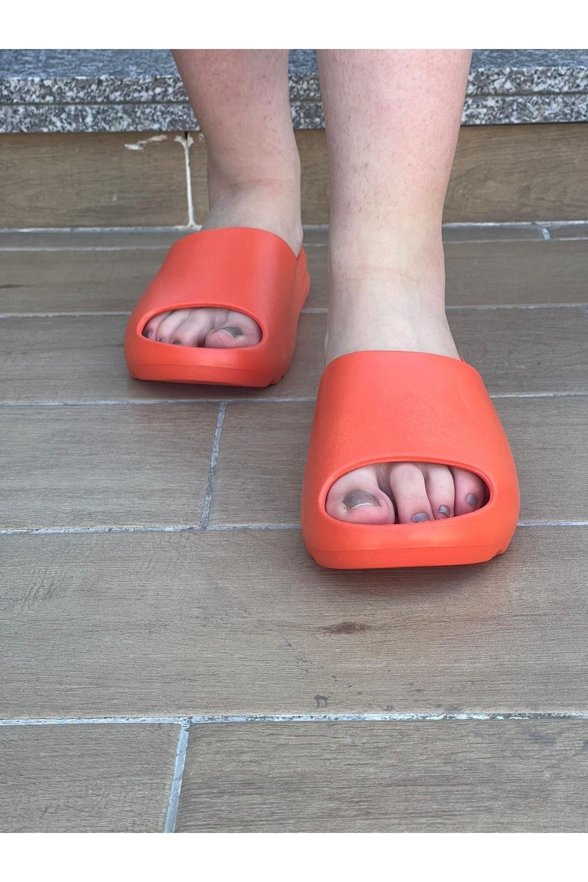 Sole hotsell slippers yeezy