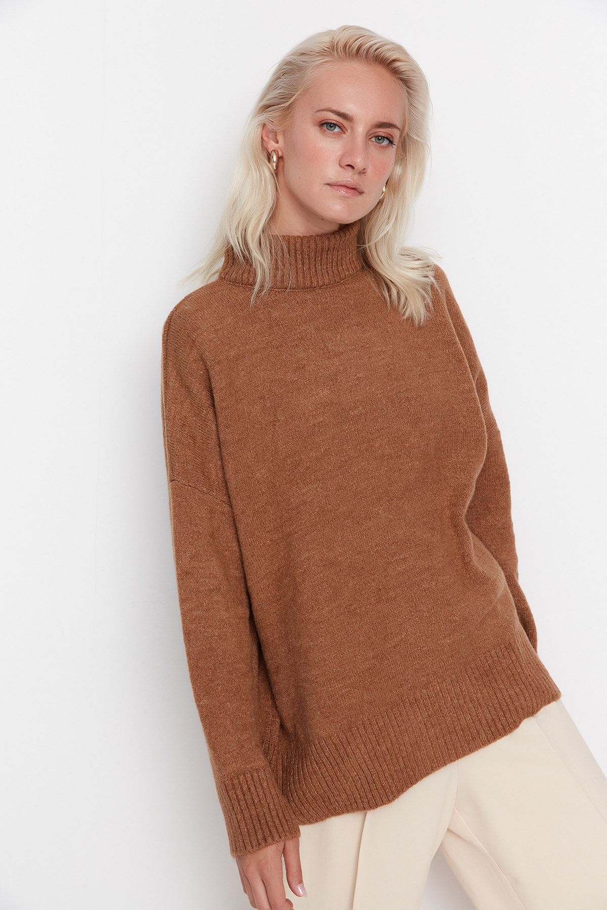 Trendyol Collection-Hellbrauner, lockerer, weicher, strukturierter Strickpullover TWOAW23KZ00469 2