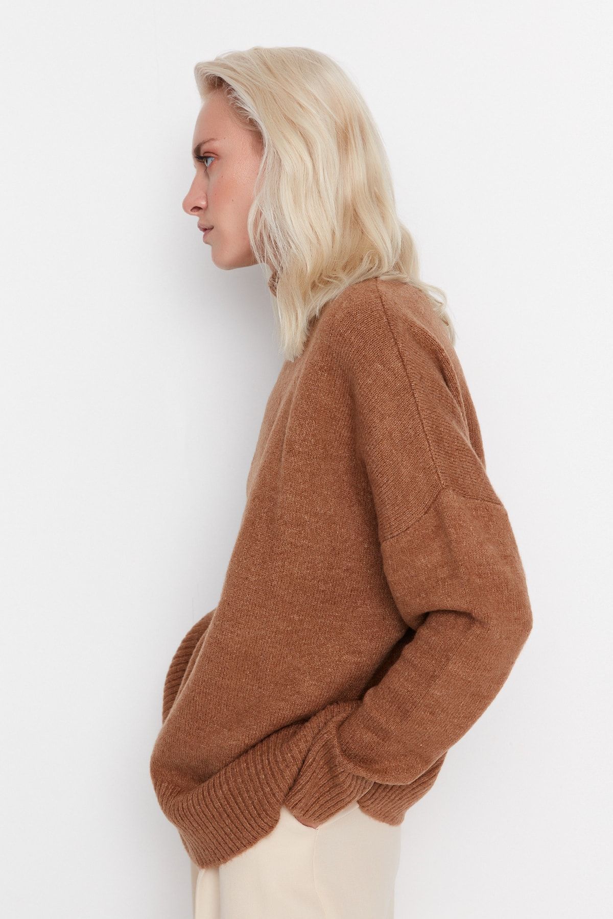 Trendyol Collection-Hellbrauner, lockerer, weicher, strukturierter Strickpullover TWOAW23KZ00469 3