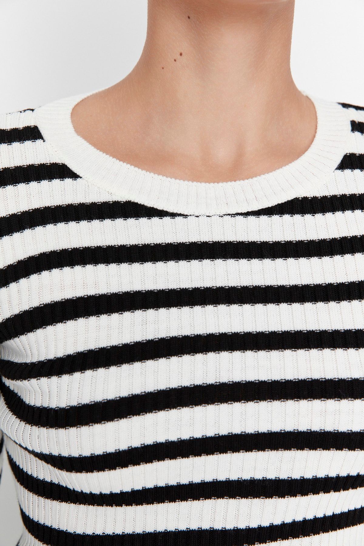 Trendyol Collection-Ecrufarbener Basic-Strickpullover mit Streifen TWOAW21KZ0942 4
