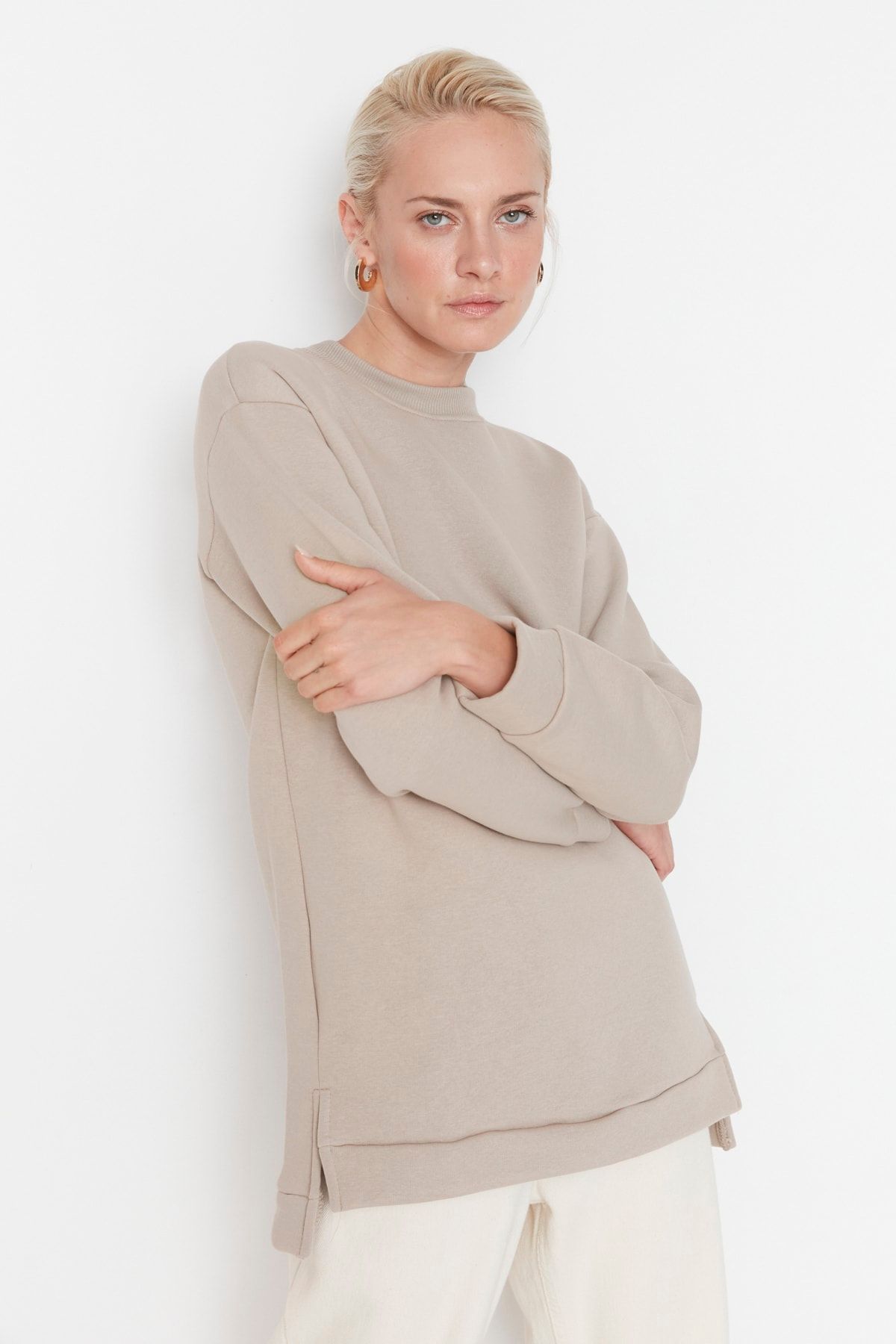 Trendyol Modest-Podstawowa bluza z jasnej taupe z rozcięciem i szczegółowymi rozcięciami TCTAW23TW00011 2