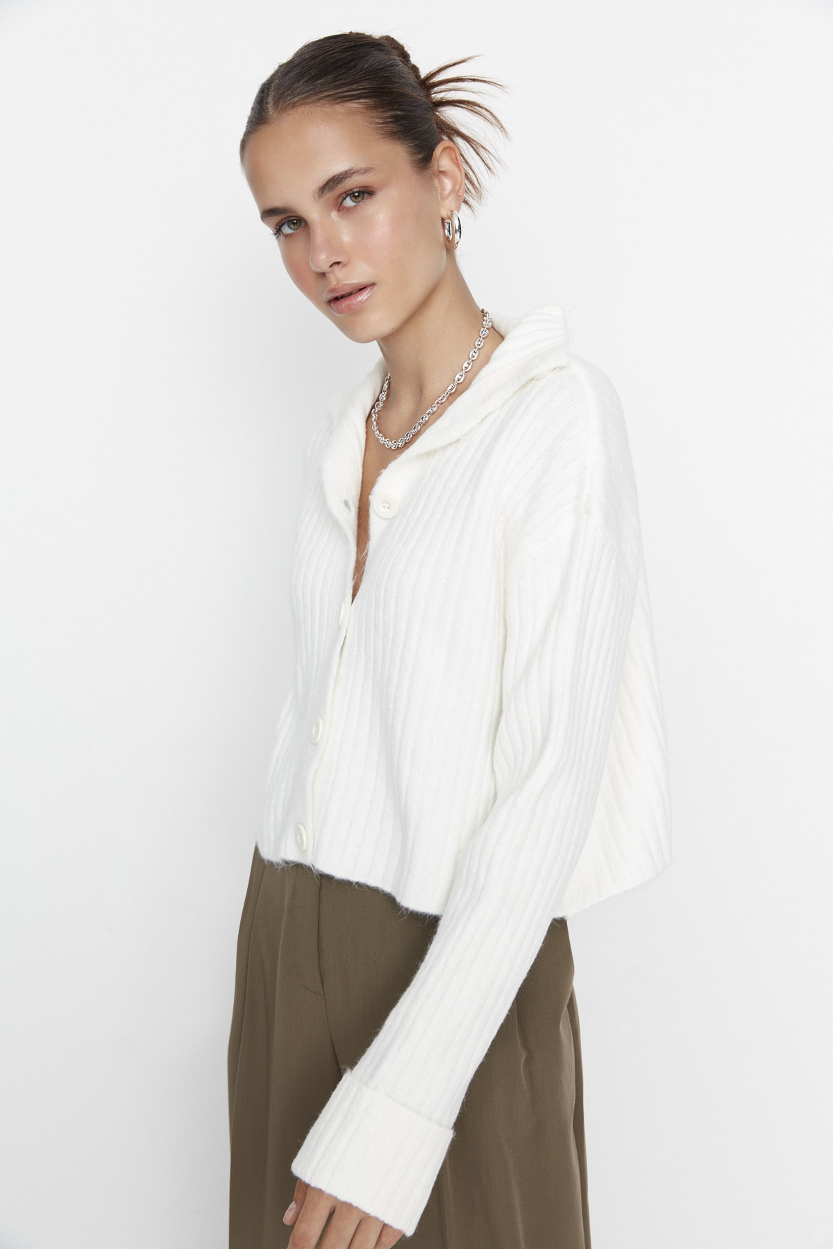 Trendyolmilla  Ekru Crop Yumuşak Dokulu Dik Yaka Triko Hırka TWOAW22HI0174 - Görsel 3