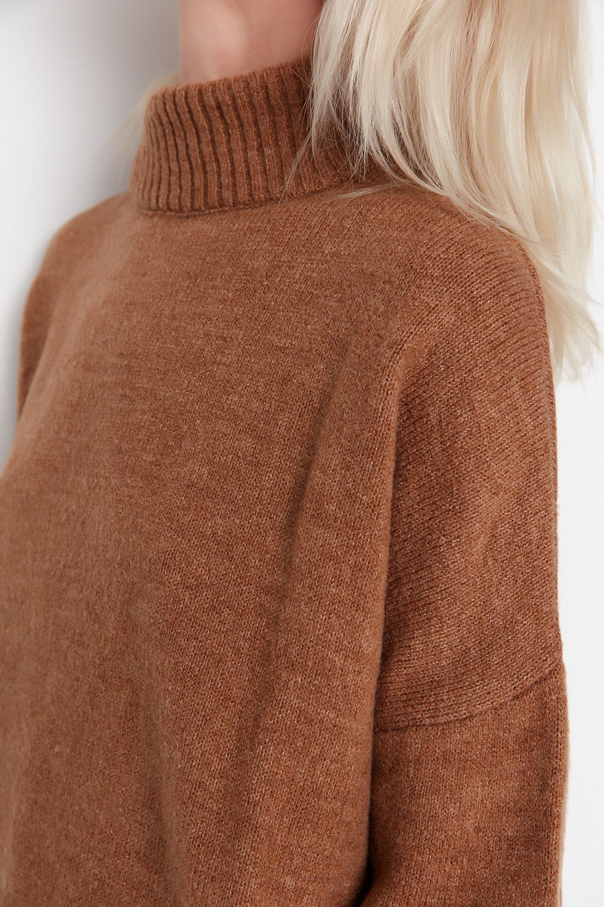 Trendyol Collection-Hellbrauner, lockerer, weicher, strukturierter Strickpullover TWOAW23KZ00469 4