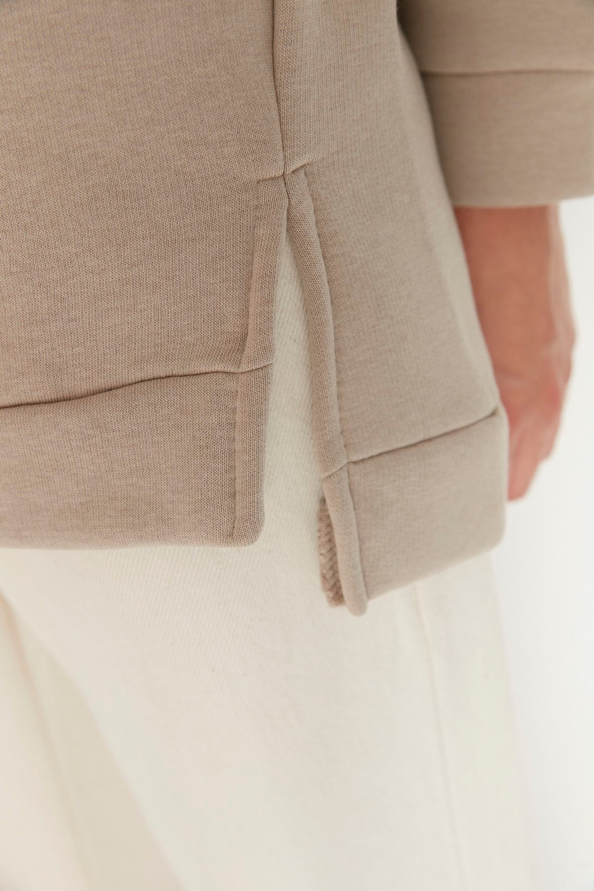 Trendyol Modest-Podstawowa bluza z jasnej taupe z rozcięciem i szczegółowymi rozcięciami TCTAW23TW00011 4