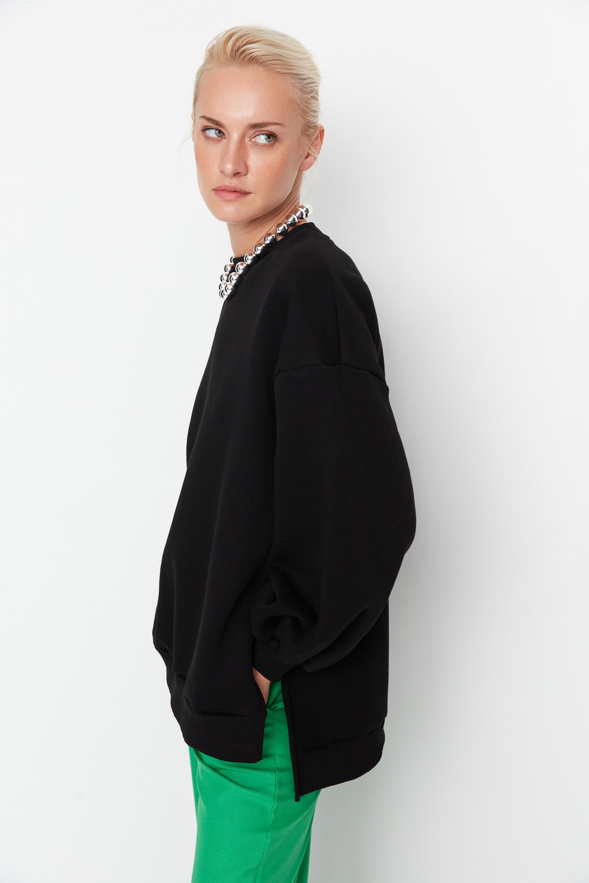 Trendyol Collection Czarna bluza oversize/szeroka, z rozcięciem, szczegółowa, gruba polarowa bluza z dzianiny TWOAW23SW00195