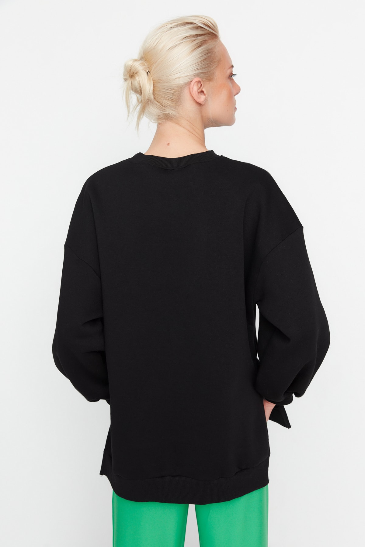 Trendyol Collection Czarna bluza oversize/szeroka, z rozcięciem, szczegółowa, gruba polarowa bluza z dzianiny TWOAW23SW00195