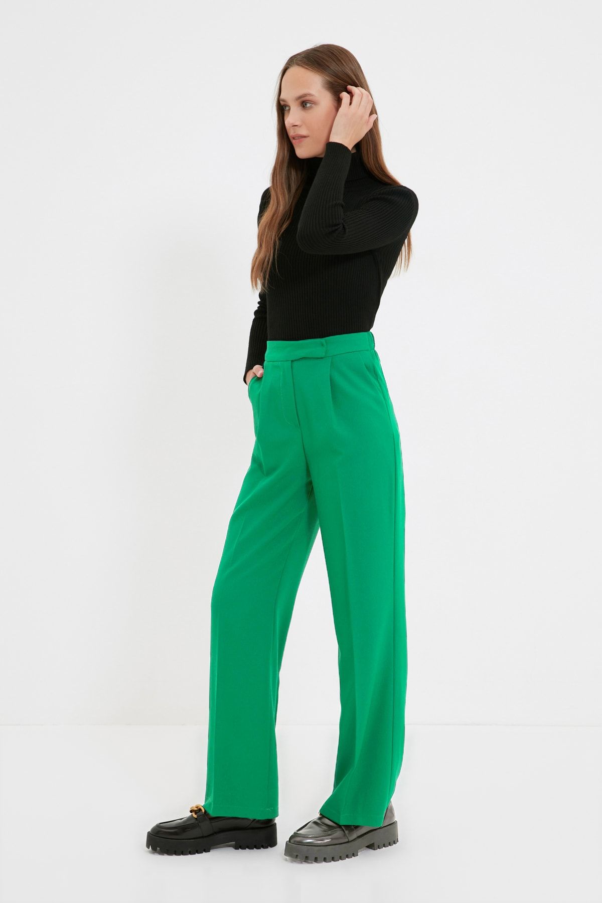 Grüne Hose kombinieren – 19 Sommer Damen Outfits 2024