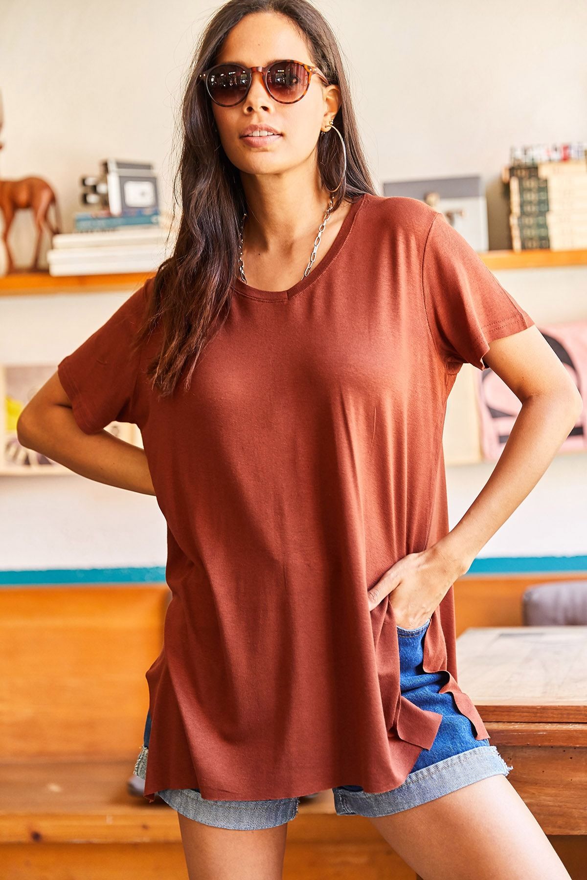 Olalook Damen-T-Shirt in Bitterbraun mit V-Ausschnitt Schlitzen der - Seite an Trendyol und