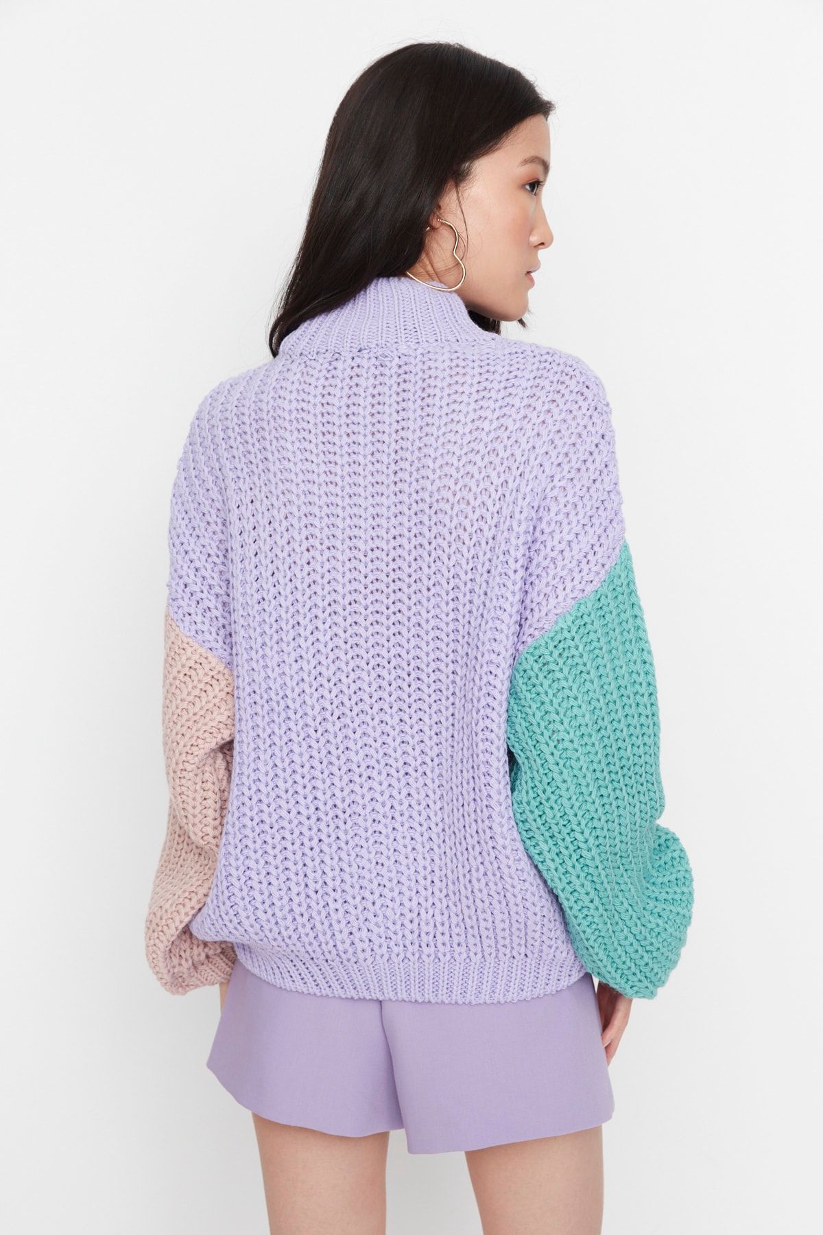 Trendyol Collection-Lilafarbener, weich strukturierter Strickpullover mit Farbblockdesign und weiter Passform TWOAW21KZ0271 5