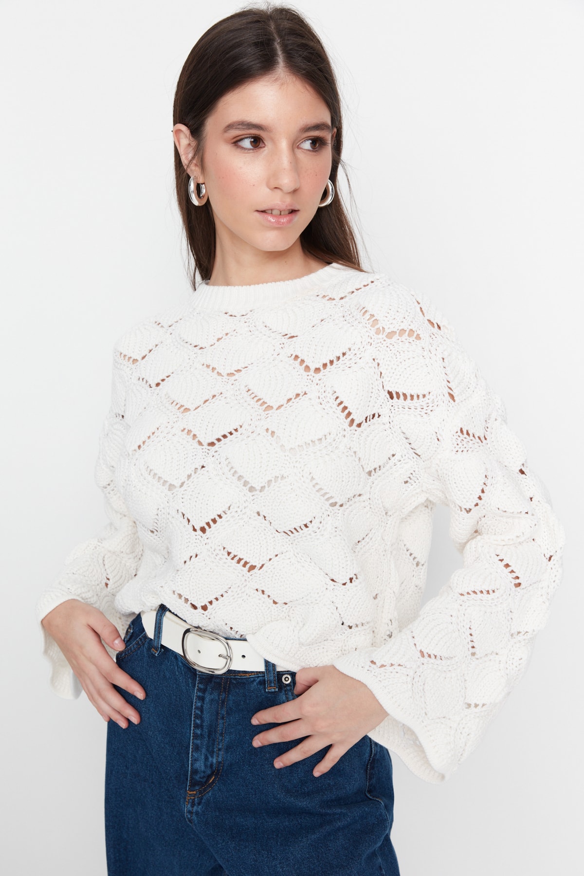 Trendyol Collection Ażurowy sweterek z dzianiny w kolorze ecru - z dziurkami TWOAW22KZ1171