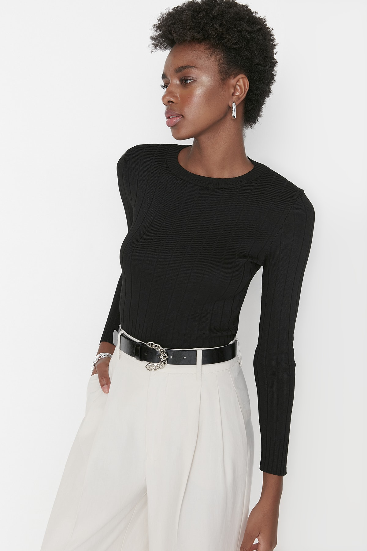 Trendyol Collection Czarny sweterek z dzianiny Basic z okrągłym dekoltem TWOAW23KZ01249