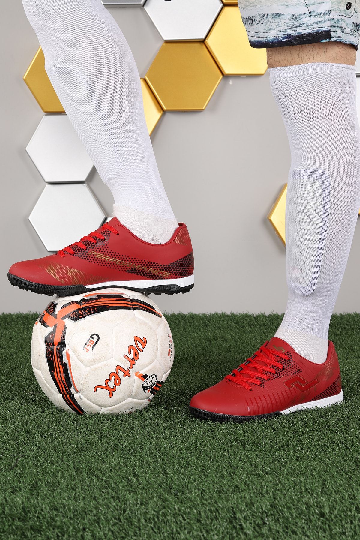 27882 کفش Jump فوتبال مردانه چمن قرمز زرد Astroturf اورجینال - تصویر 3