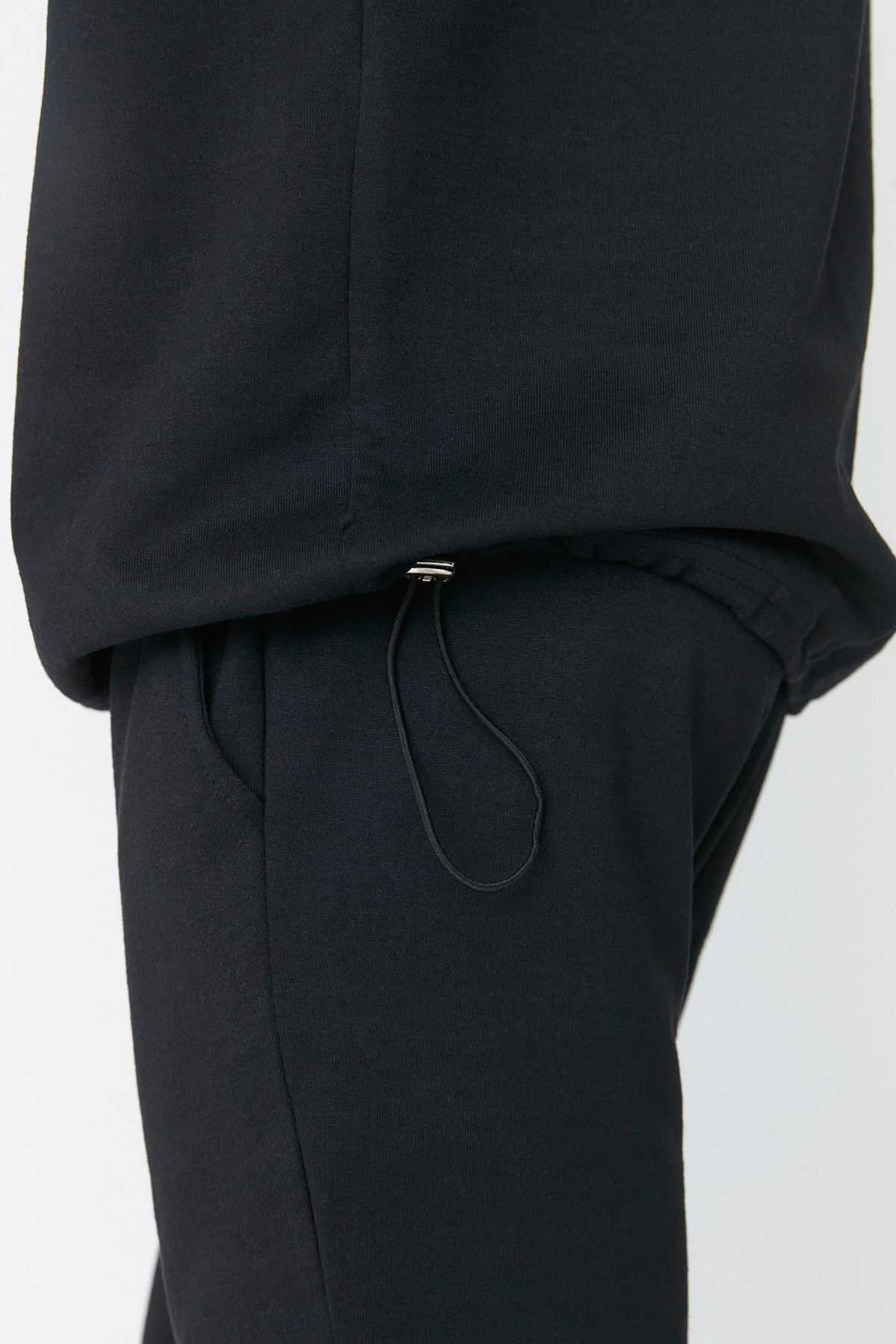 Trendyol Collection Czarny dres oversize z kapturem - TMNSS21EM0041