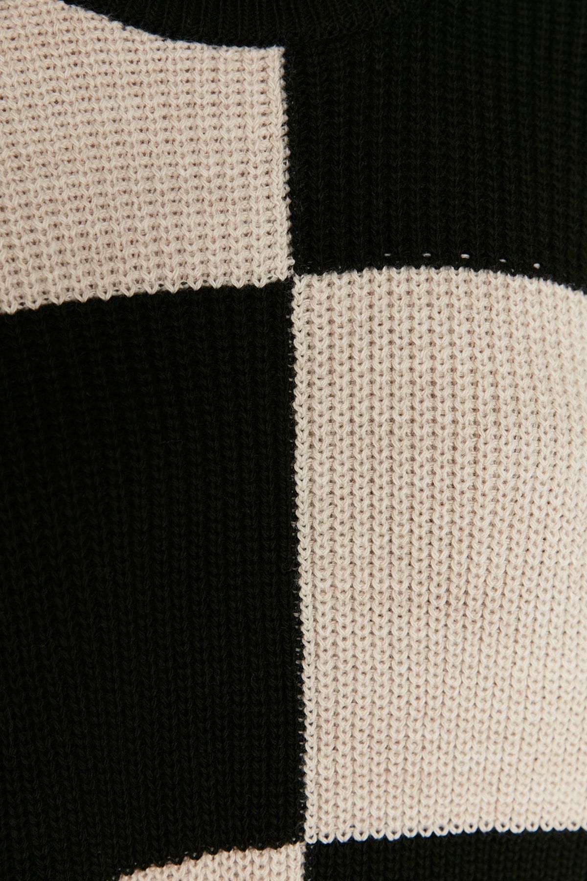 Trendyol Modest-Schwarzer, ecrufarbener Strickpullover mit Schachbrettmuster und Rundhalsausschnitt TCTAW23KZ00004 4