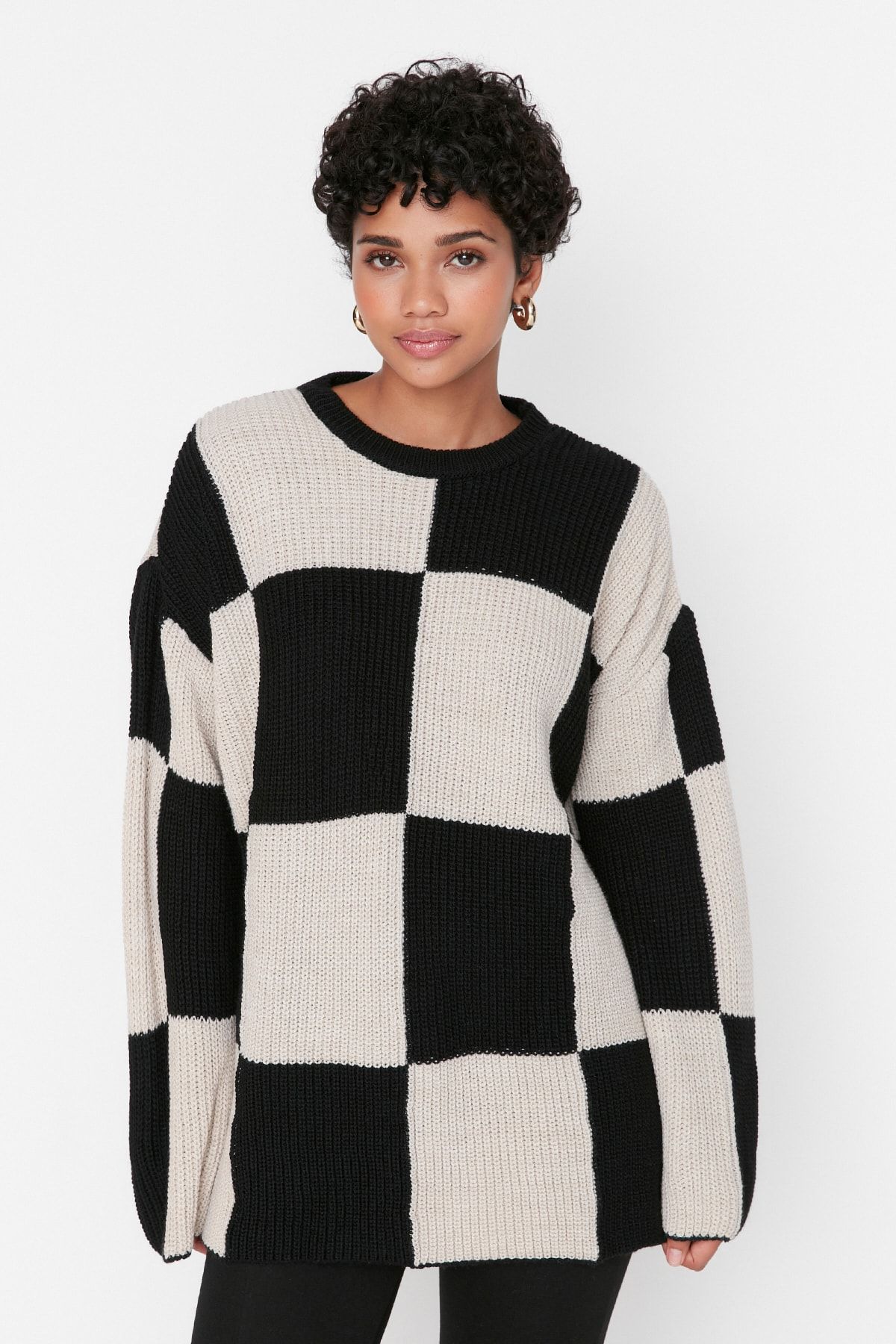 Trendyol Modest-Schwarzer, ecrufarbener Strickpullover mit Schachbrettmuster und Rundhalsausschnitt TCTAW23KZ00004 2