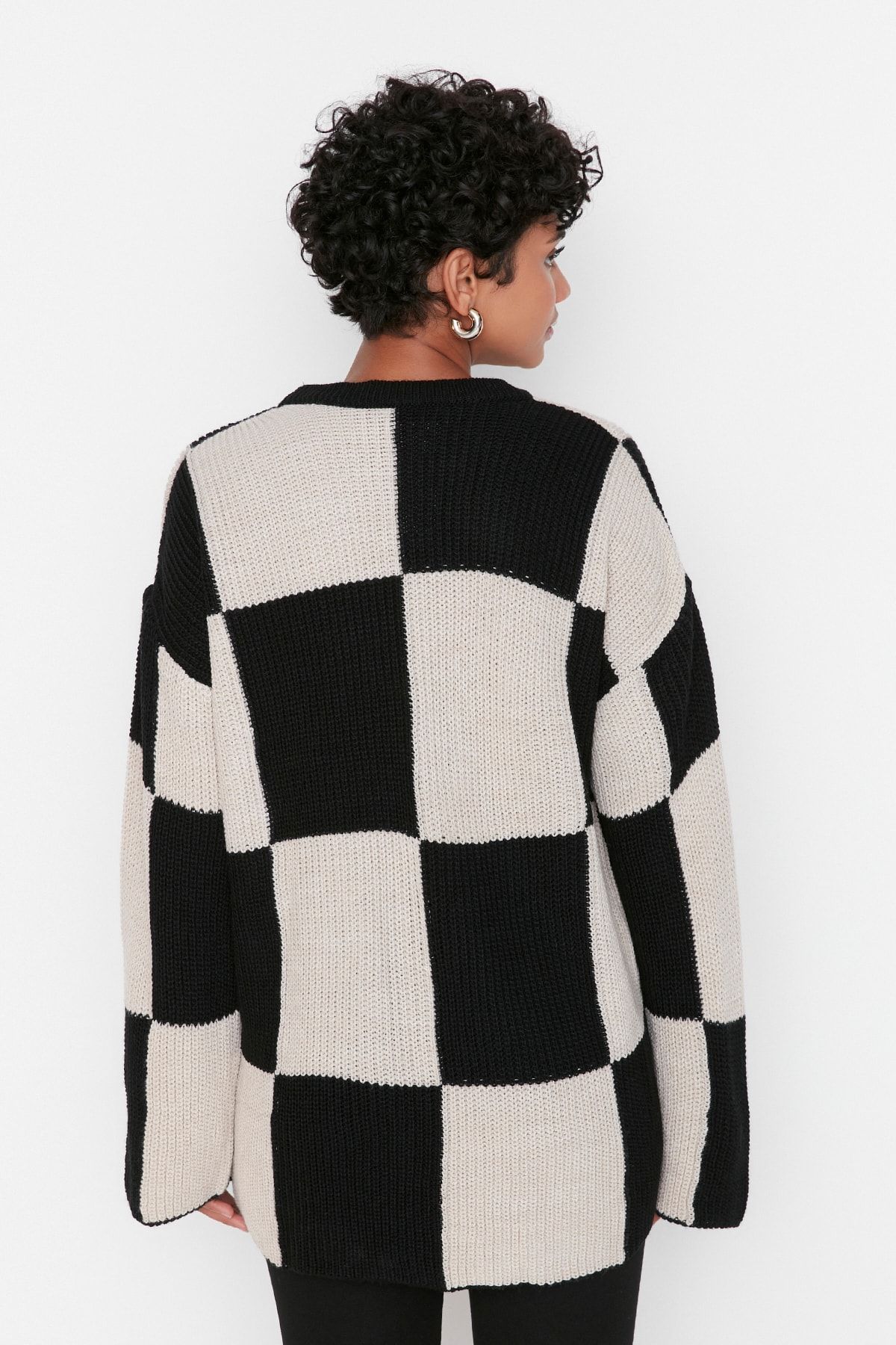 Trendyol Modest-Schwarzer, ecrufarbener Strickpullover mit Schachbrettmuster und Rundhalsausschnitt TCTAW23KZ00004 5