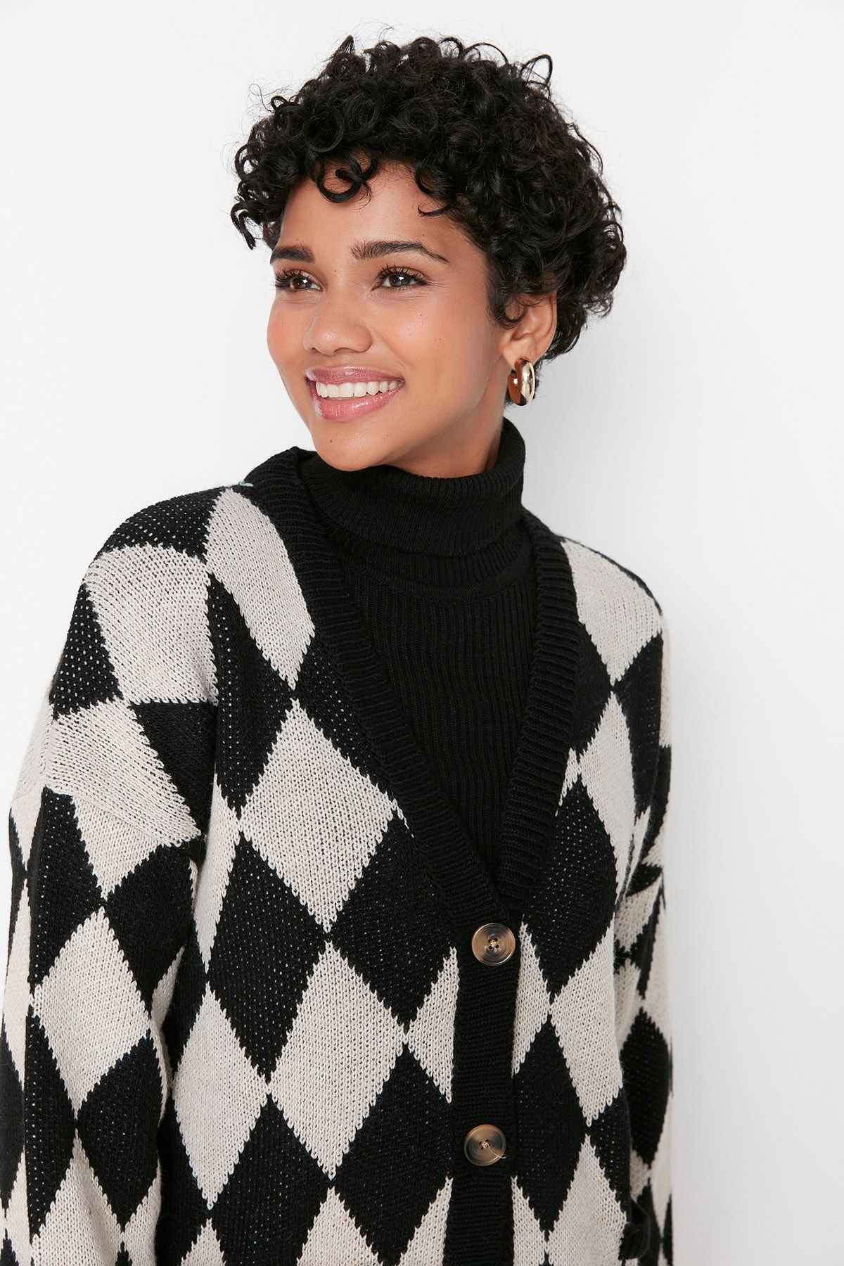 Trendyol Modest-Schwarzer Strickcardigan mit geometrischem Muster, Knochenknöpfen und Taschendetails TCTAW23HI00029 3