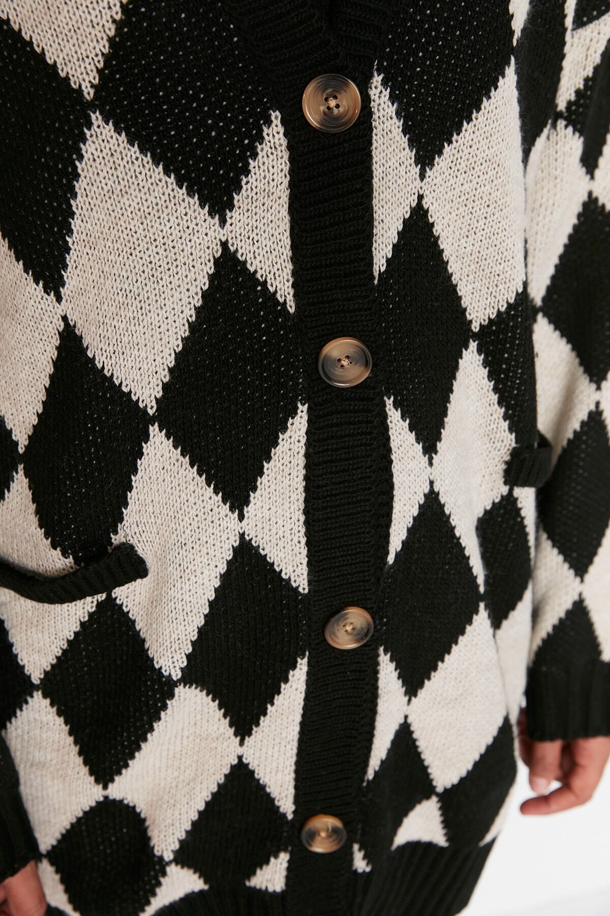 Trendyol Modest-Schwarzer Strickcardigan mit geometrischem Muster, Knochenknöpfen und Taschendetails TCTAW23HI00029 4