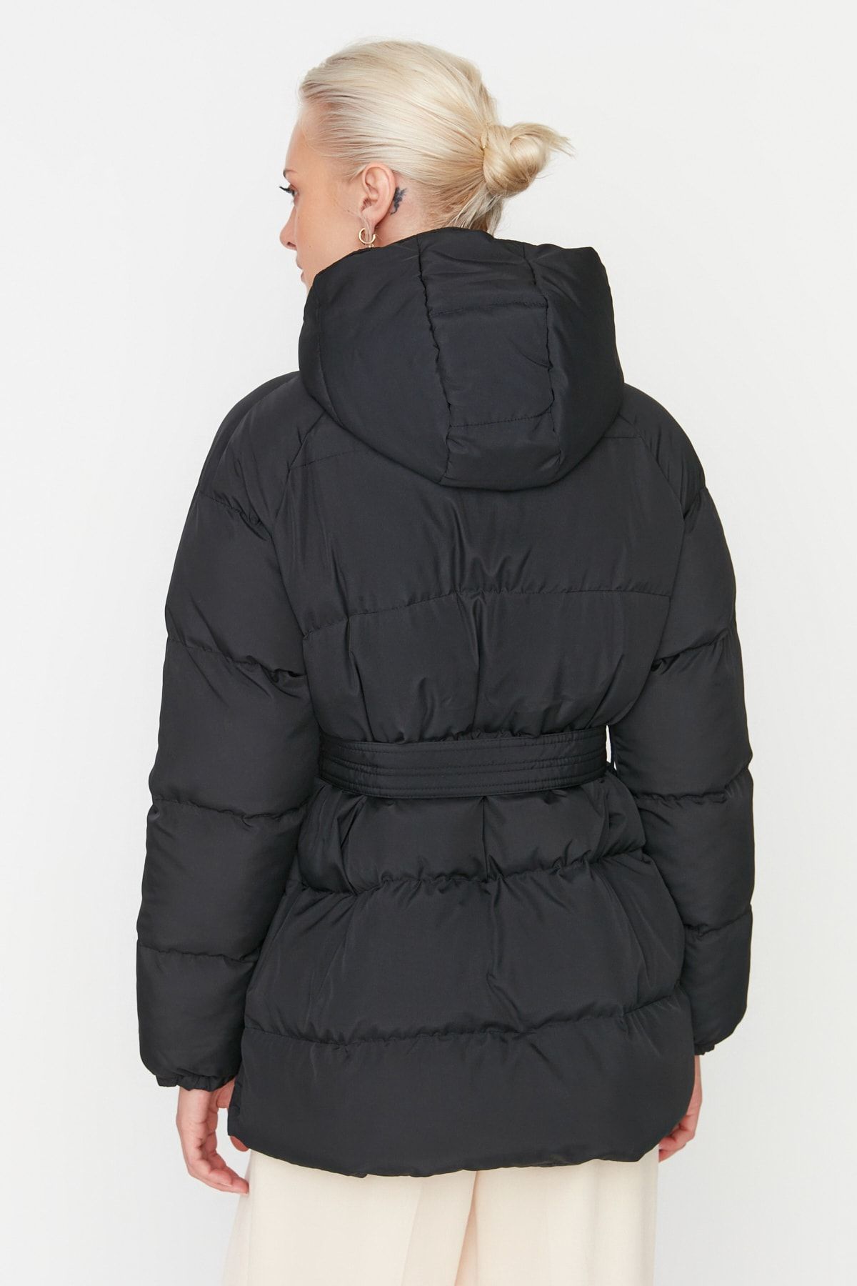 Trendyol Collection-Pufferjacke mit wasserabweisender Kapuze und Gürtel – Schwarz TWOAW23MO00188 5