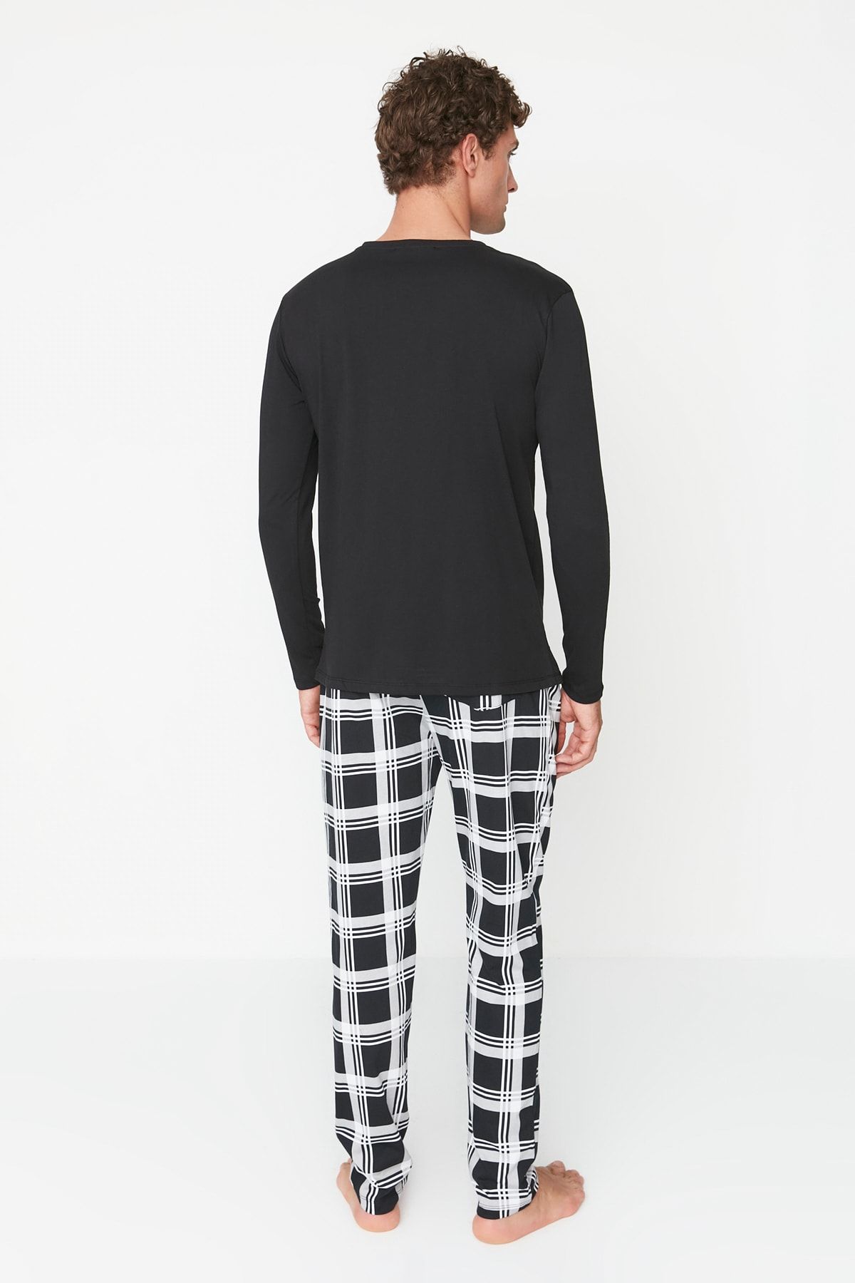 Trendyol Collection-Schwarzes Pyjama-Set aus 100 % Baumwolle mit normaler Passform und Rundhalsausschnitt THMAW22PT0441 5