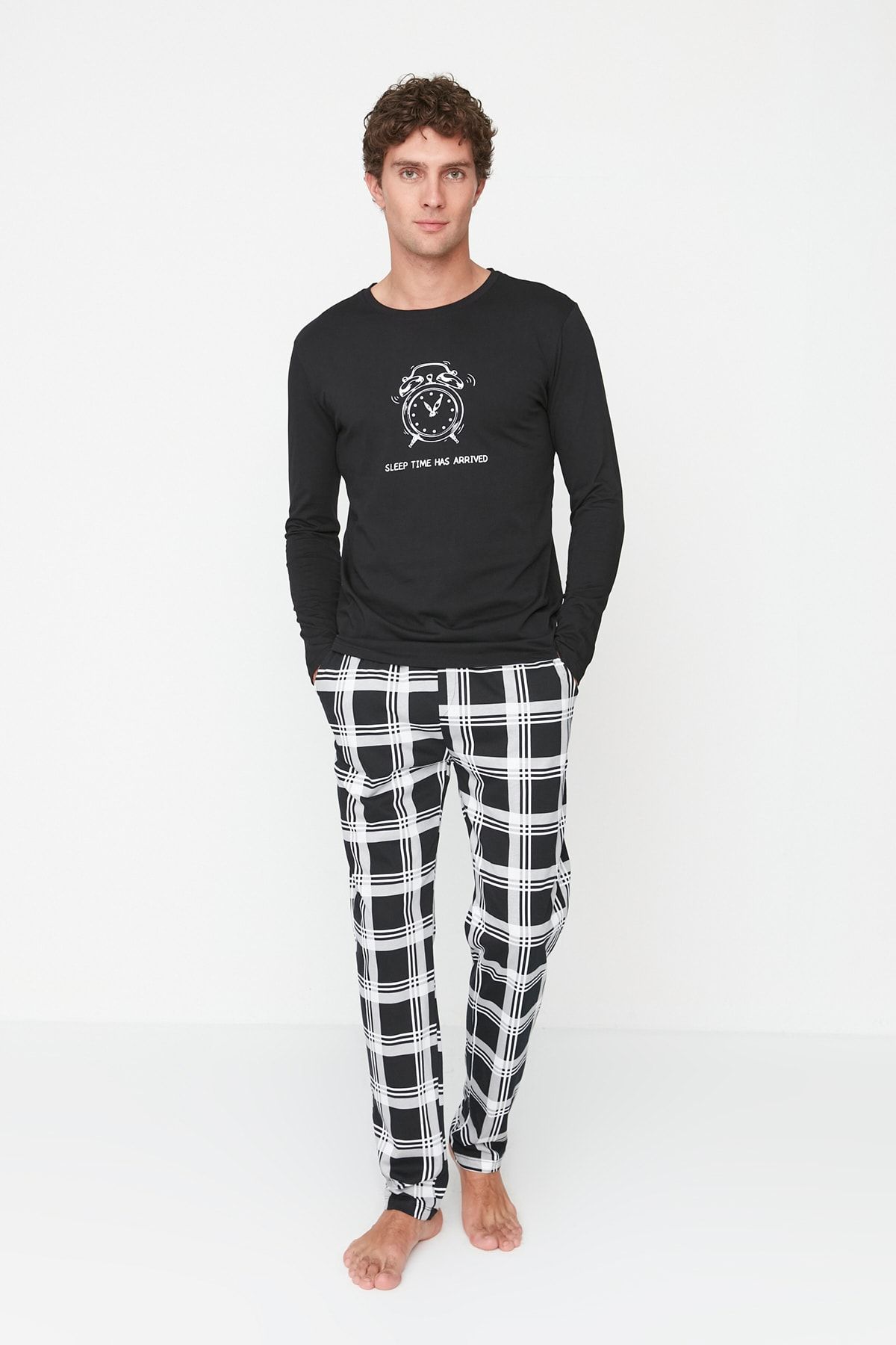 Trendyol Collection-Schwarzes Pyjama-Set aus 100 % Baumwolle mit normaler Passform und Rundhalsausschnitt THMAW22PT0441 2