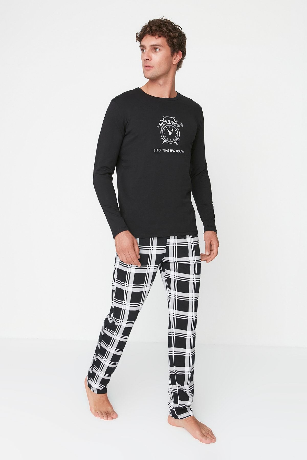 Trendyol Collection-Schwarzes Pyjama-Set aus 100 % Baumwolle mit normaler Passform und Rundhalsausschnitt THMAW22PT0441 4