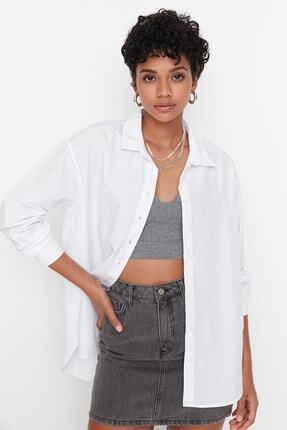 TRENDYOLMİLLA Beyaz Loose Fit G&ouml;mlek TWOAW20GO0107