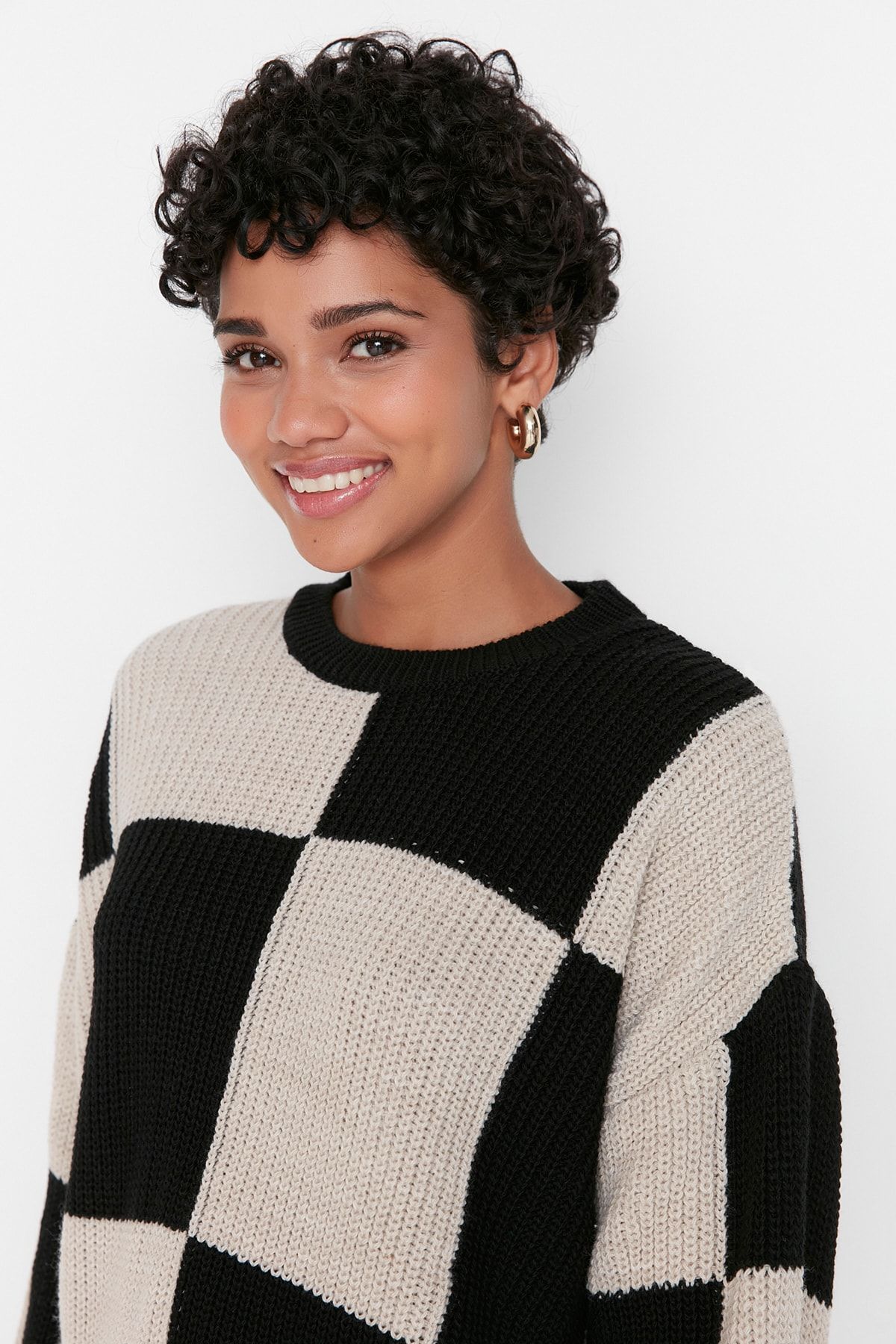 Trendyol Modest-Schwarzer, ecrufarbener Strickpullover mit Schachbrettmuster und Rundhalsausschnitt TCTAW23KZ00004 3