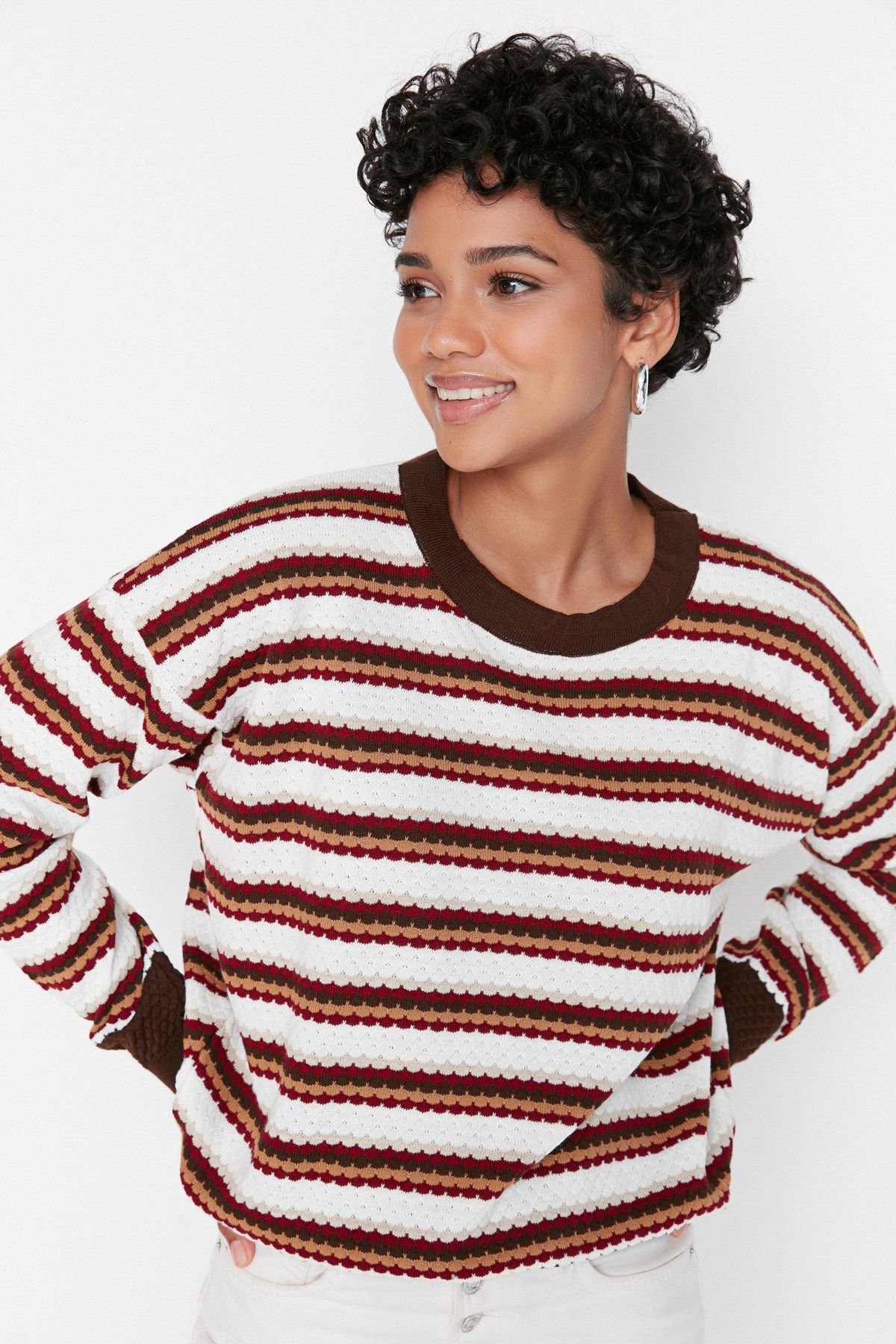 TRENDYOLMİLLA Kahverengi Çizgili Oversize Triko Kazak TWOAW23KZ00194