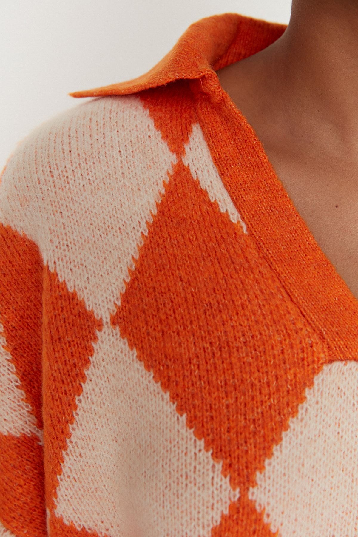 Trendyol Collection-Weich strukturierter – gemusterter orangefarbener breiter Strickpullover TWOAW23KZ00904 5